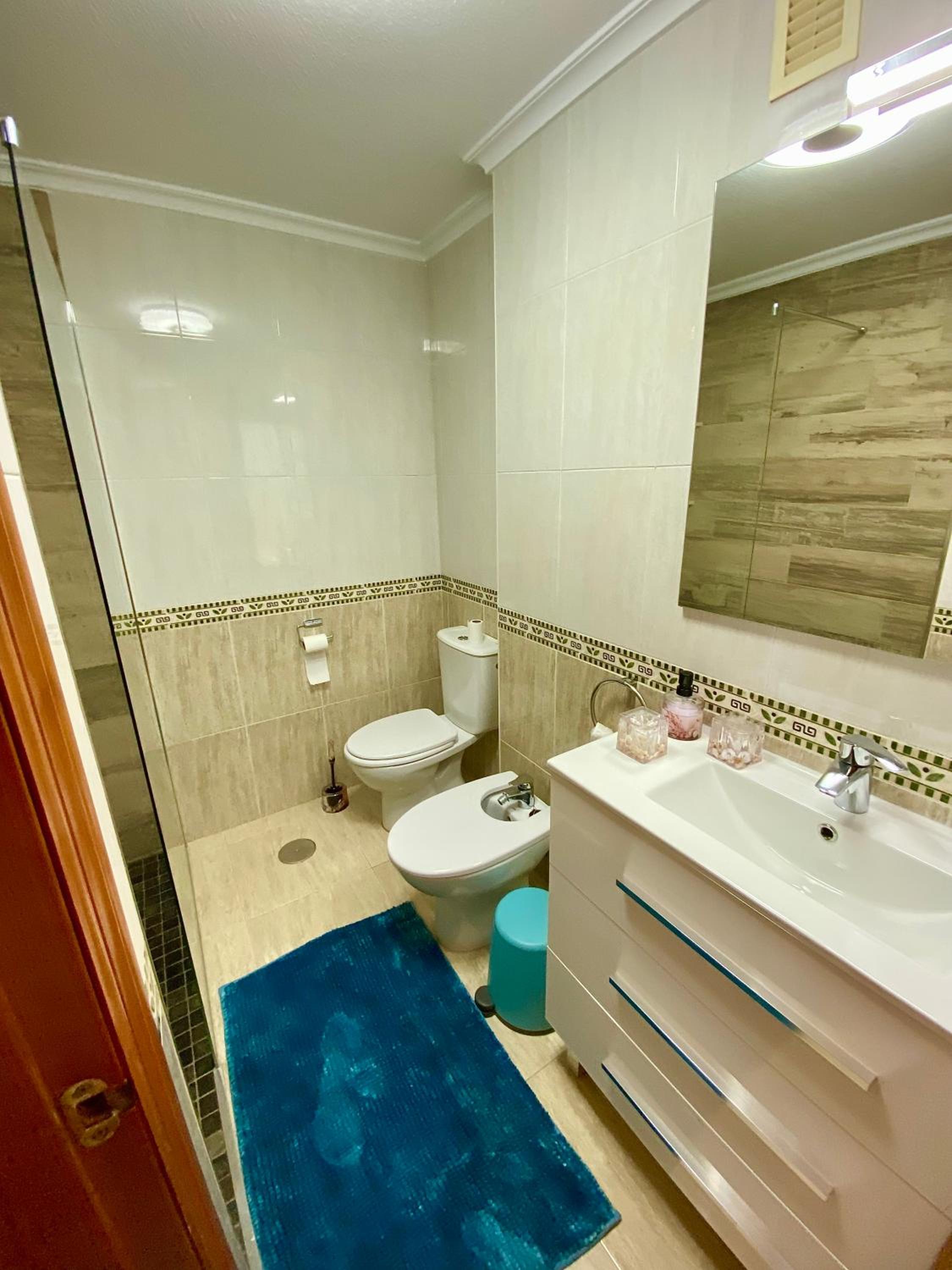 One-Bedroom Apartment with Pool View photo 2