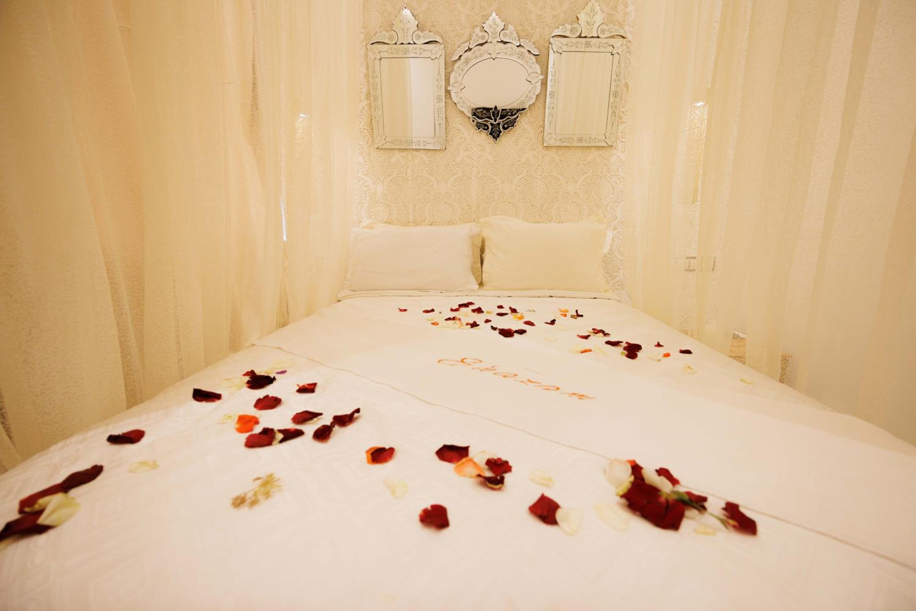 Queen Room with Pool View - Photo 3