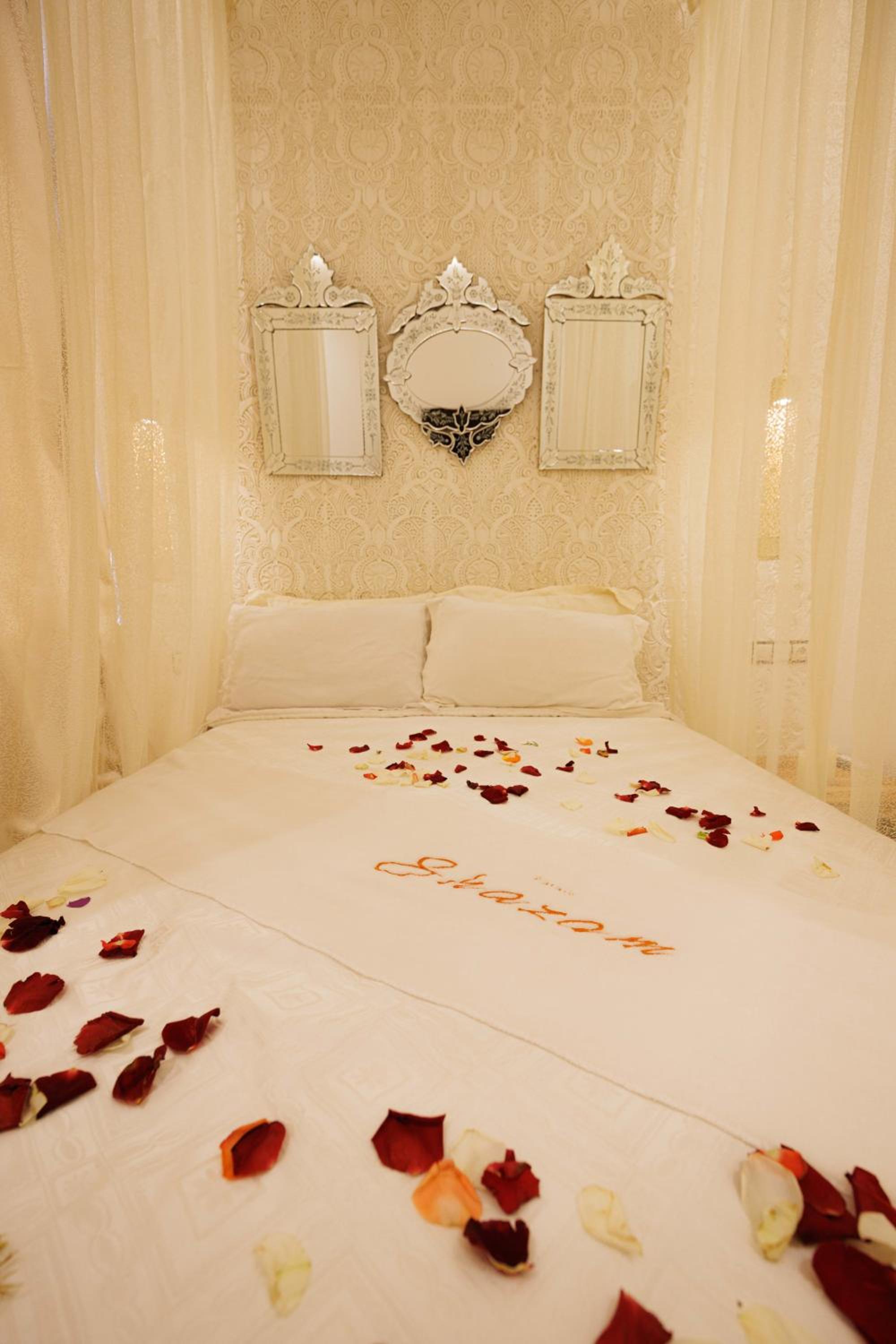 Queen Room with Pool View - Photo 2