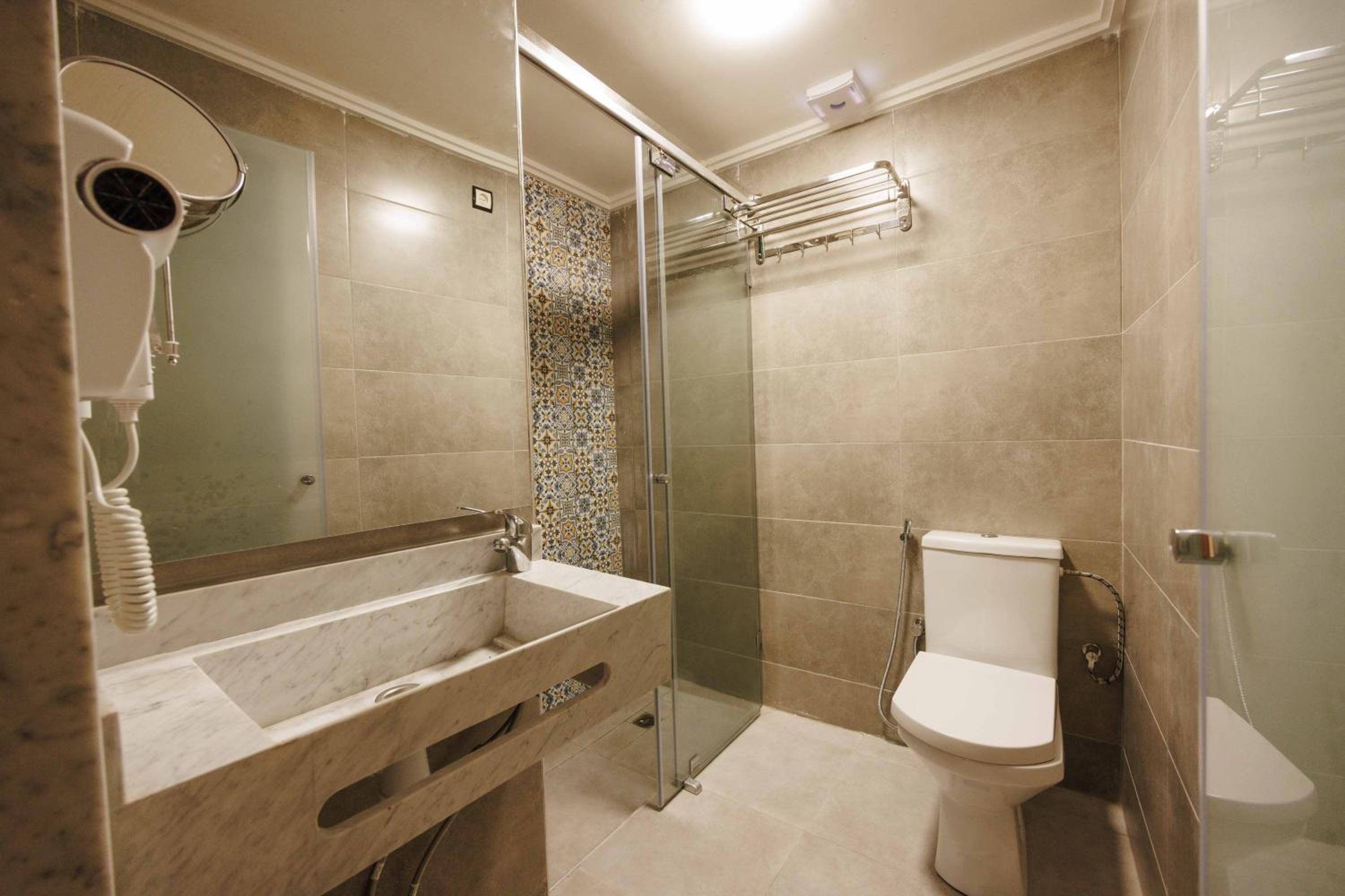 Queen Room with Pool View - Photo 5