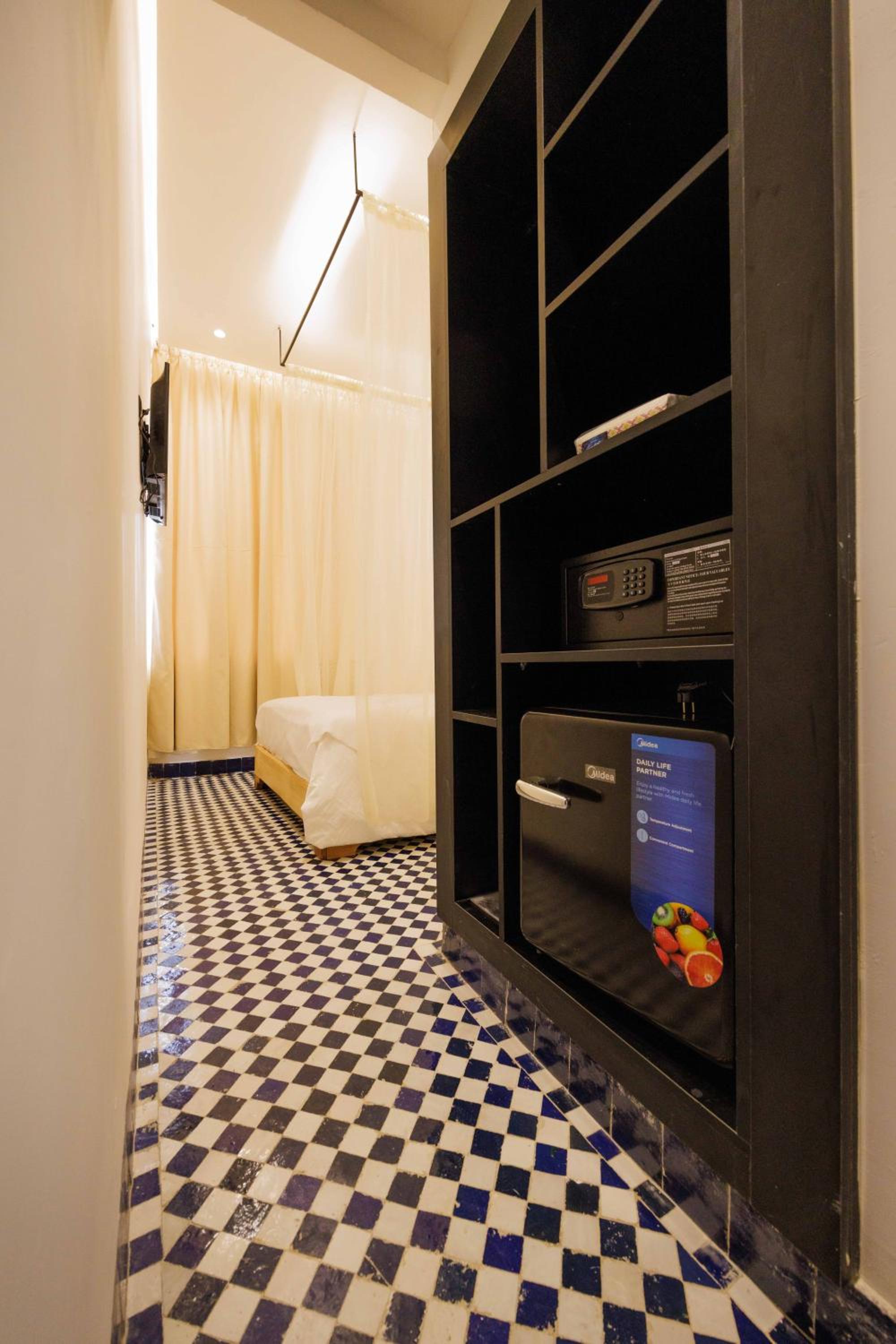 Queen Room with Pool View - Photo 4