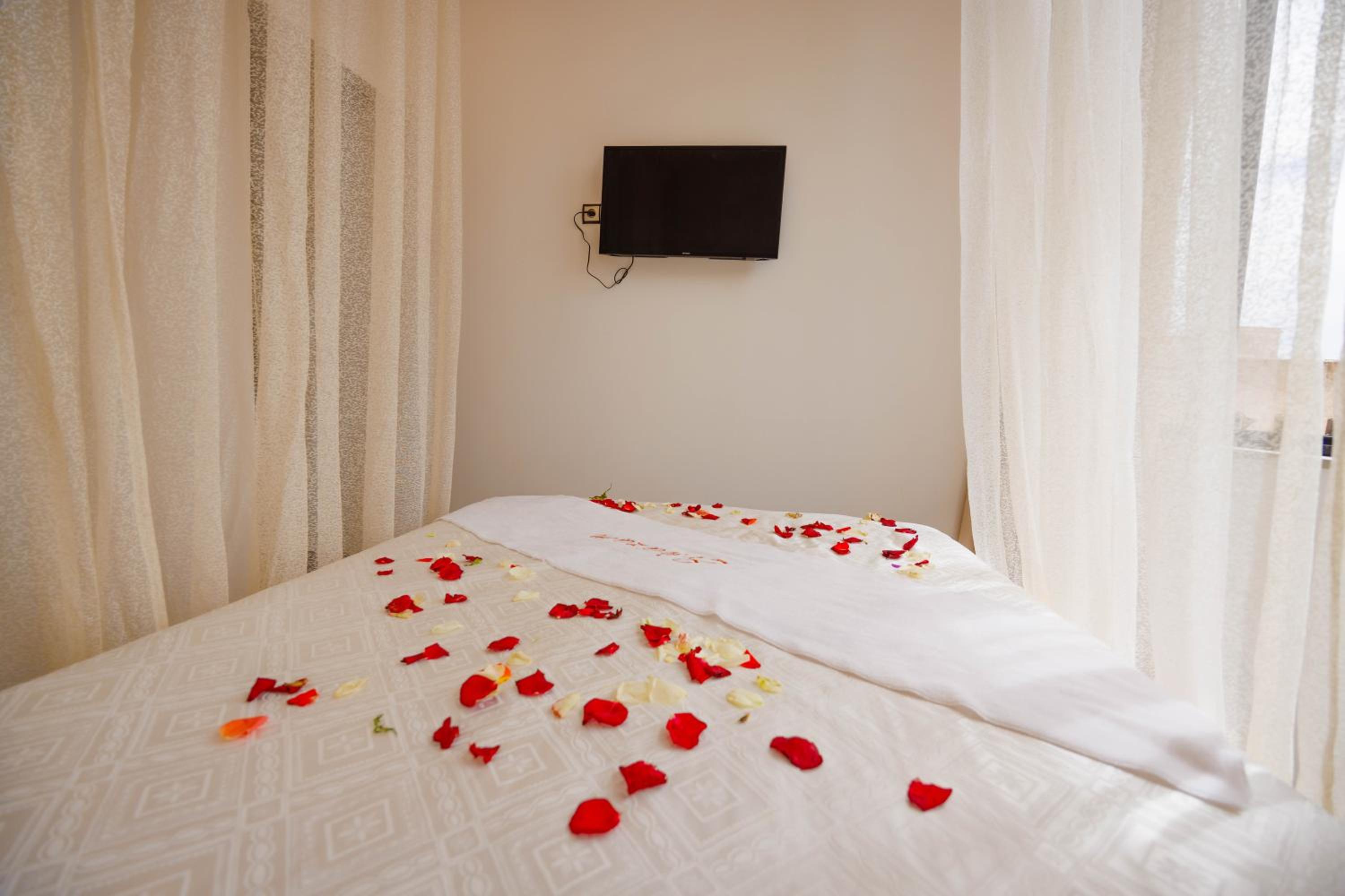 Queen Room with Pool View - Photo 6