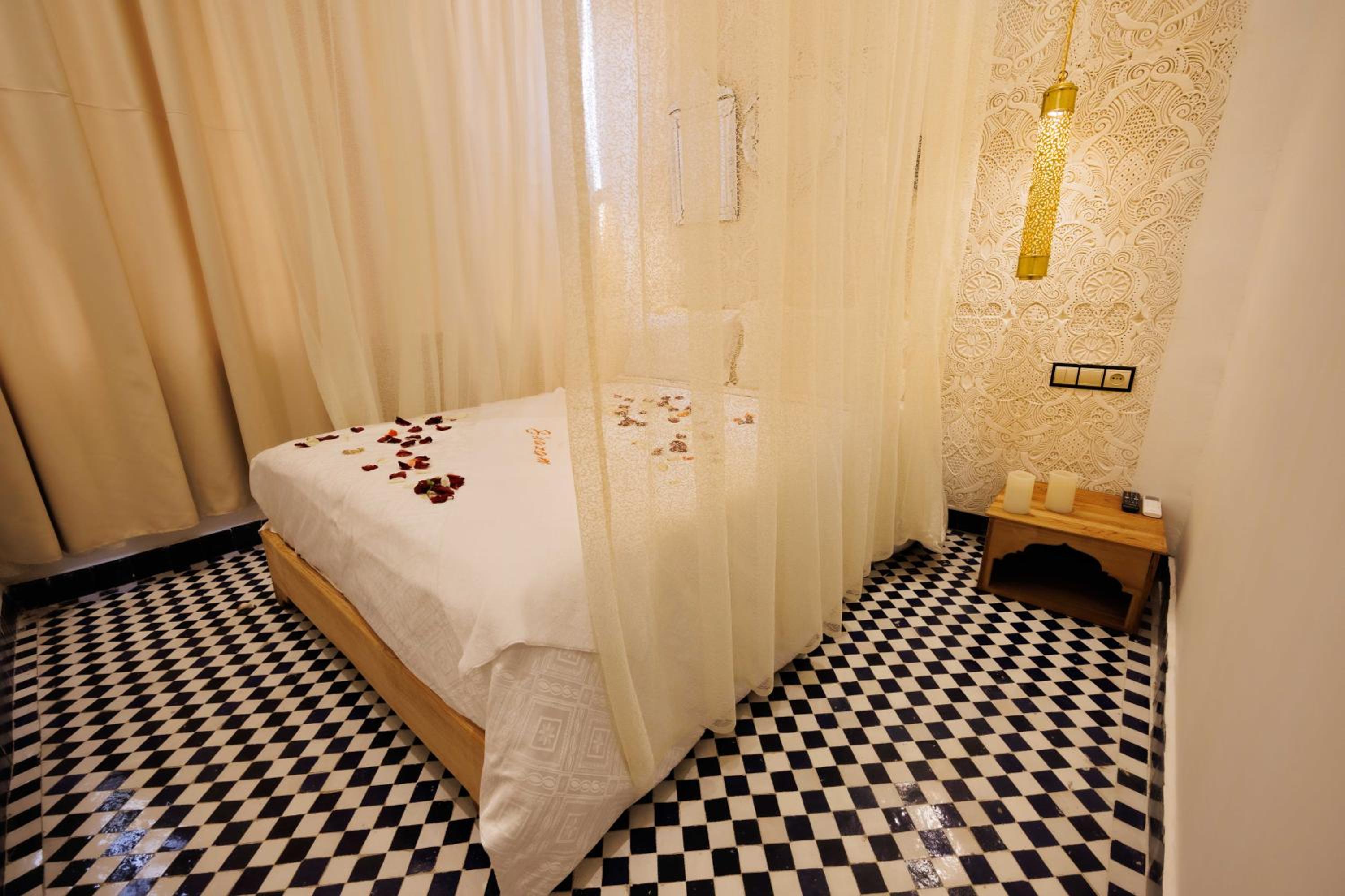 Queen Room with Pool View - Photo 7