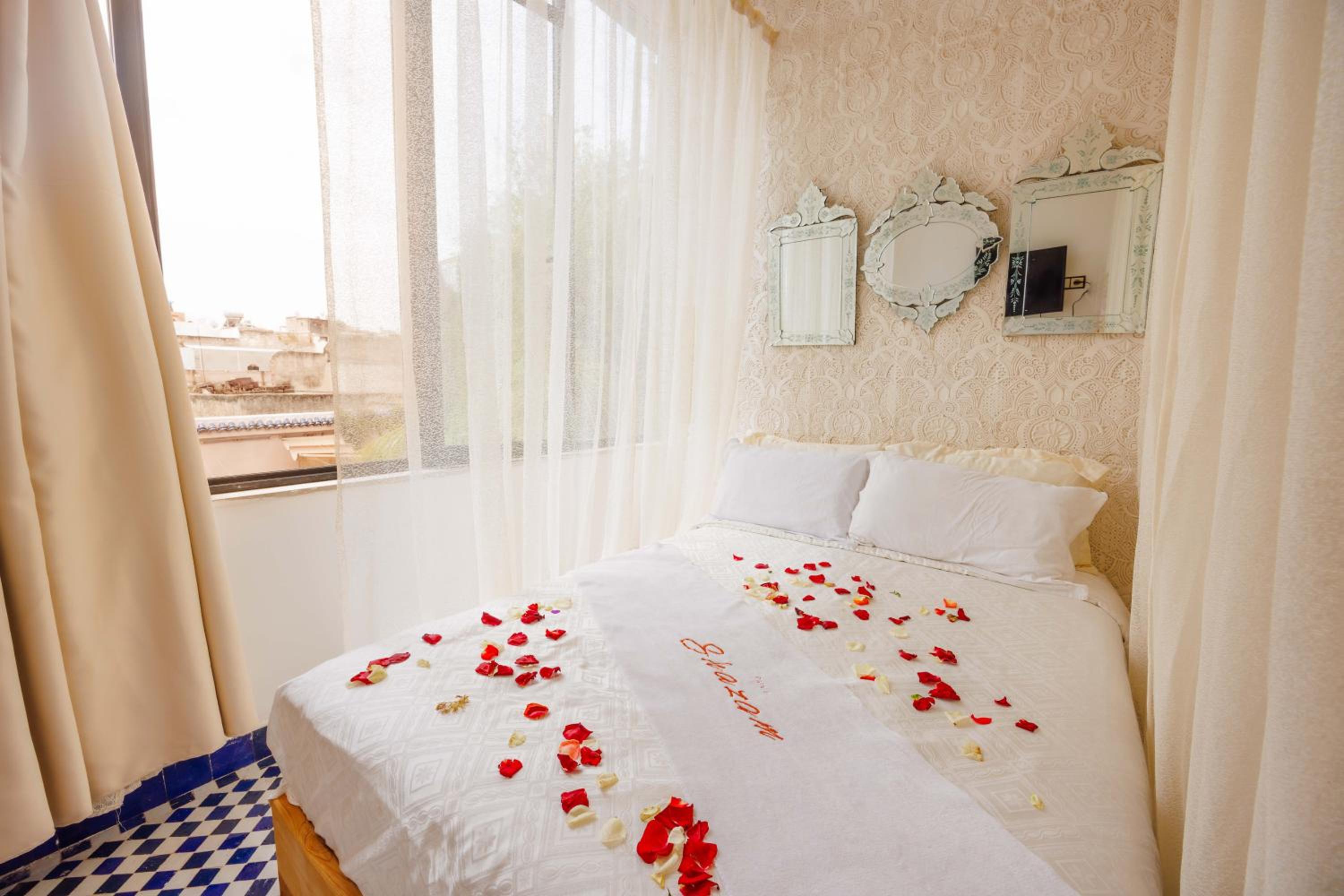 Queen Room with Pool View - Photo 9