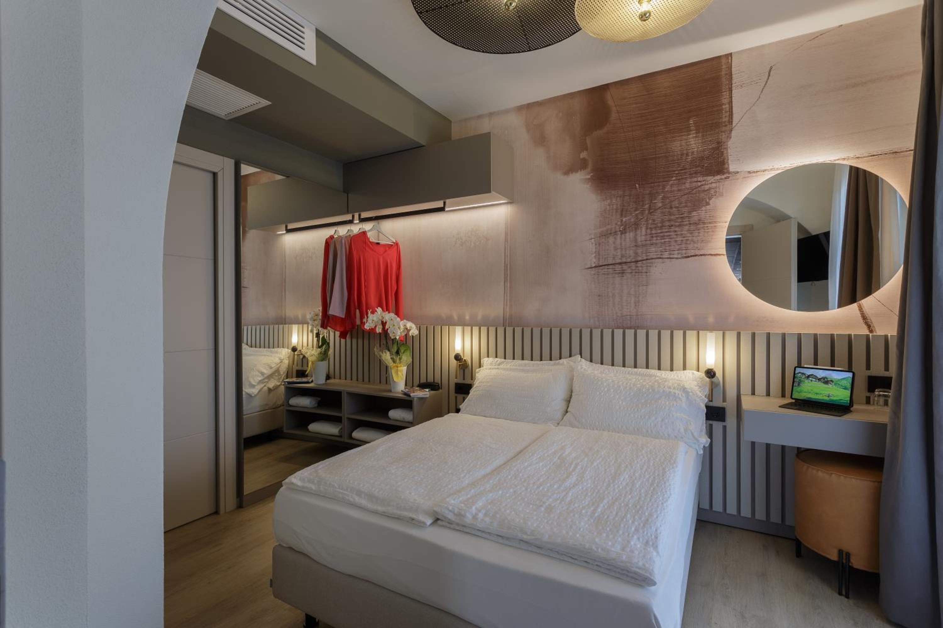Superior Small Double Room with Balcony and Lake View photo 1