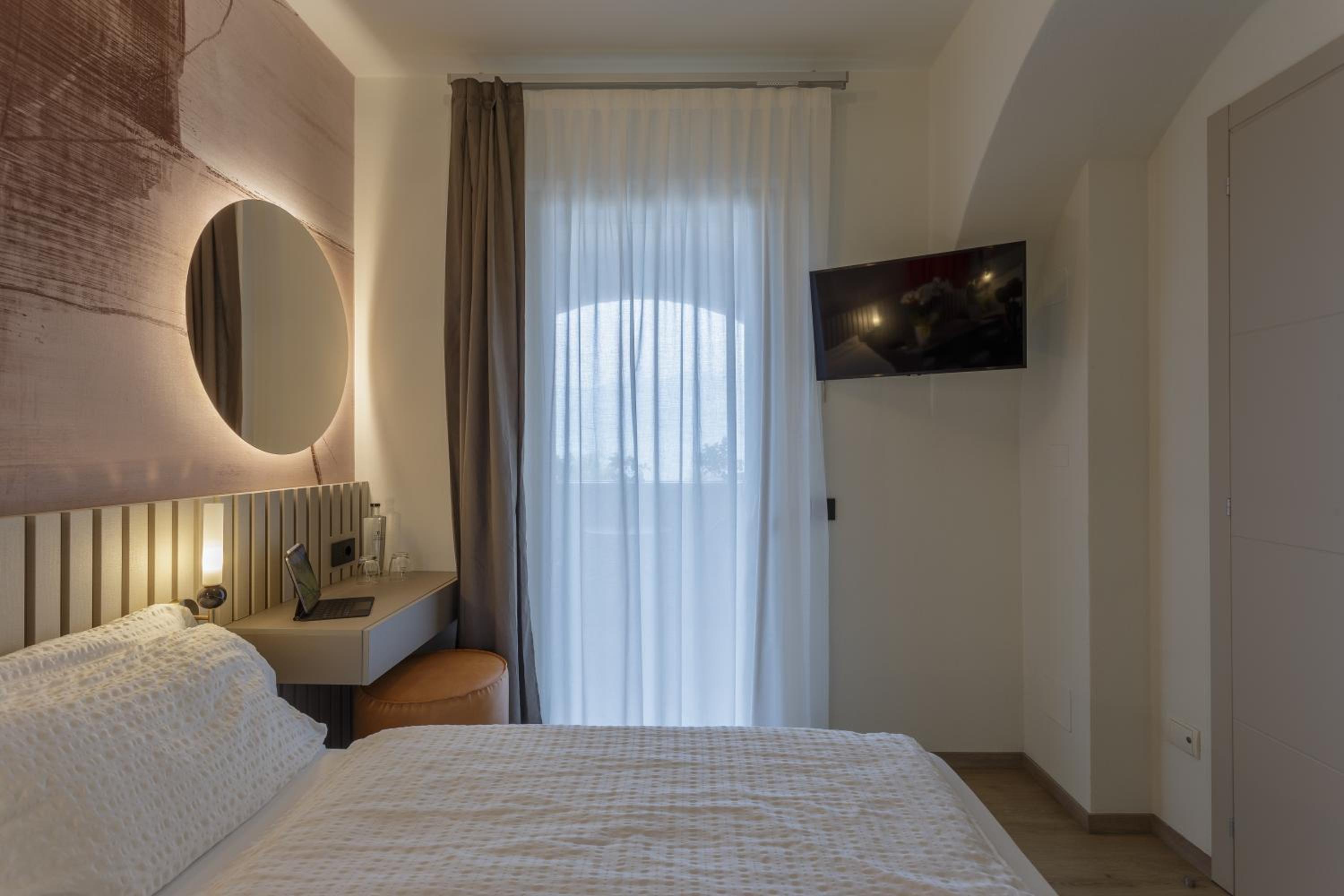 Superior Small Double Room with Balcony and Lake View photo 2