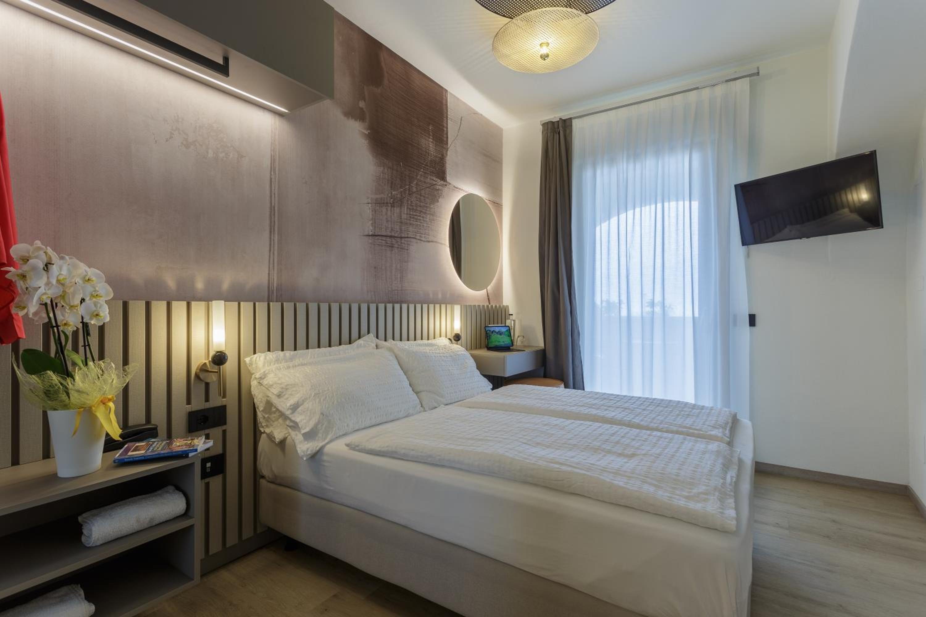Superior Small Double Room with Balcony and Lake View photo 3
