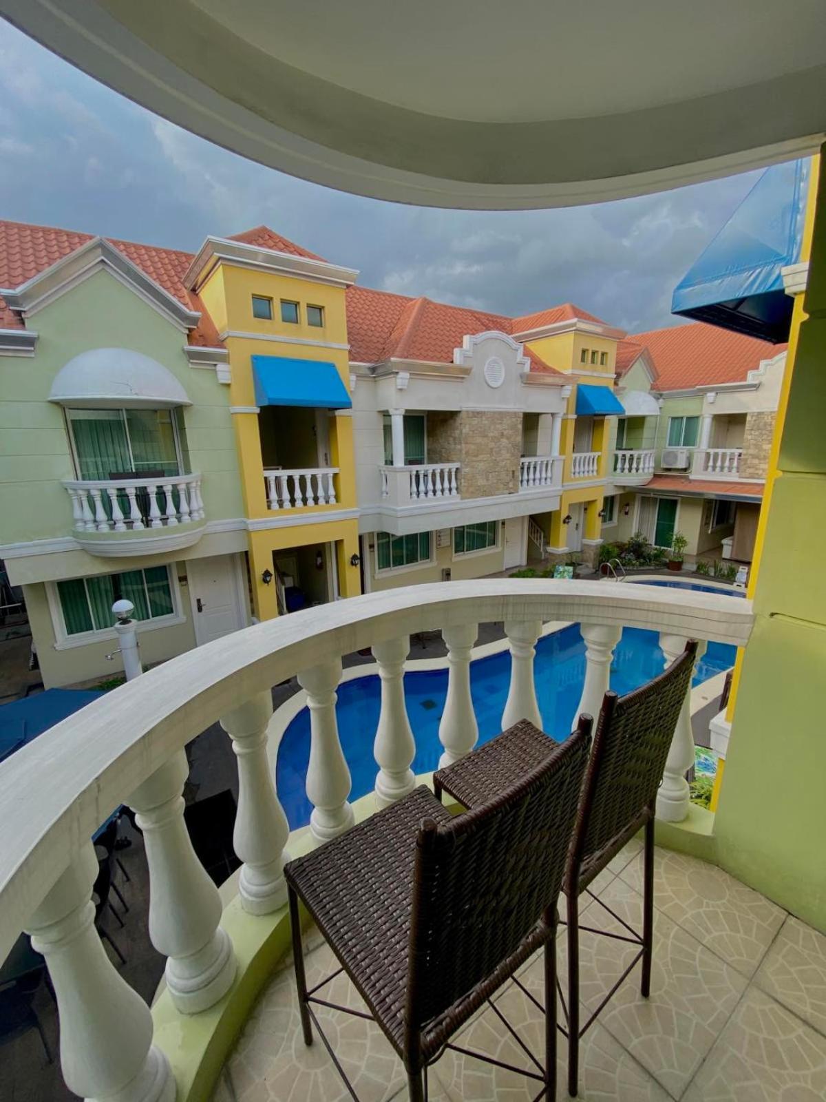 Studio with Pool View - Photo 4