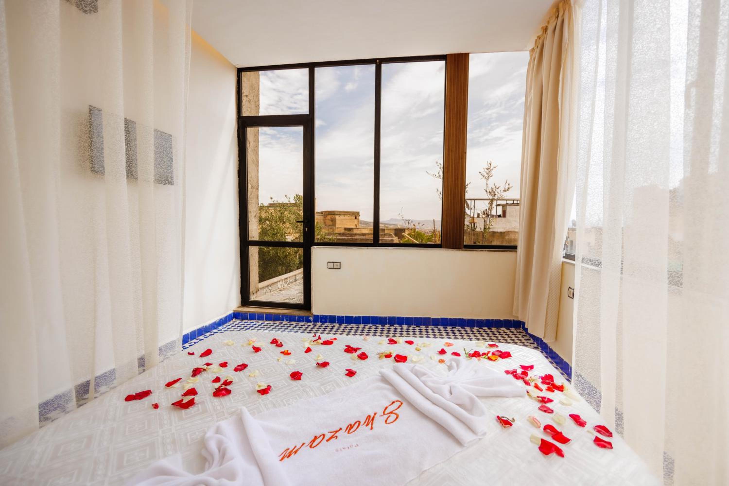 King Room with Balcony - Photo 7