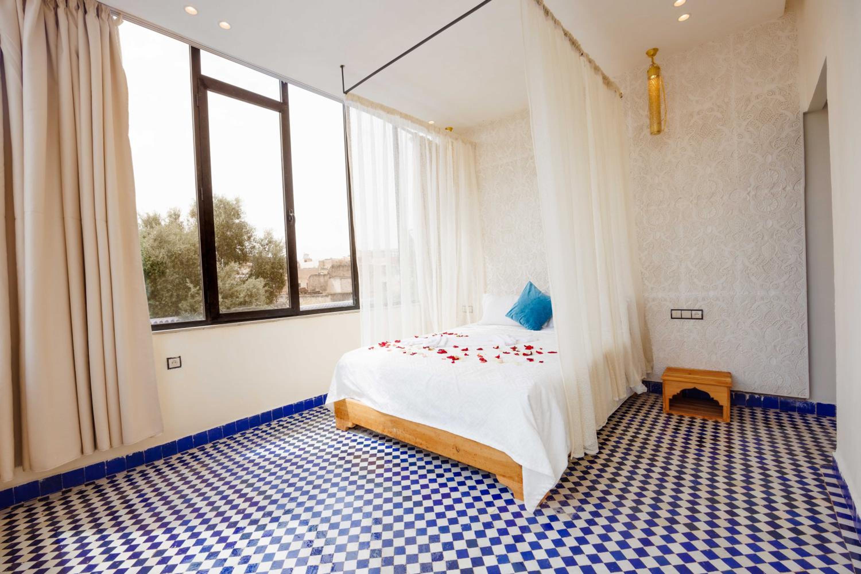 King Room with Balcony - Photo 5