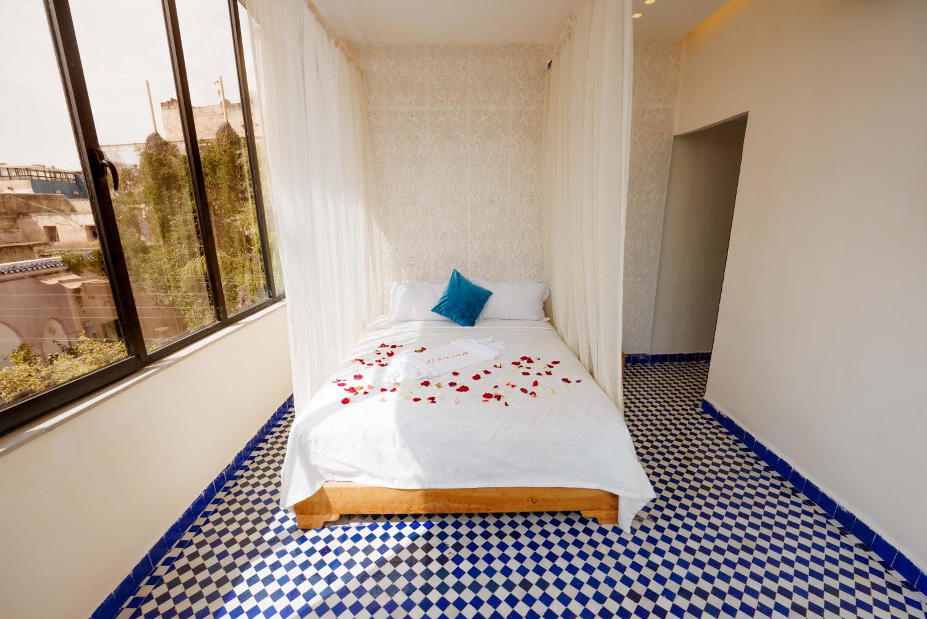 King Room with Balcony - Photo 3