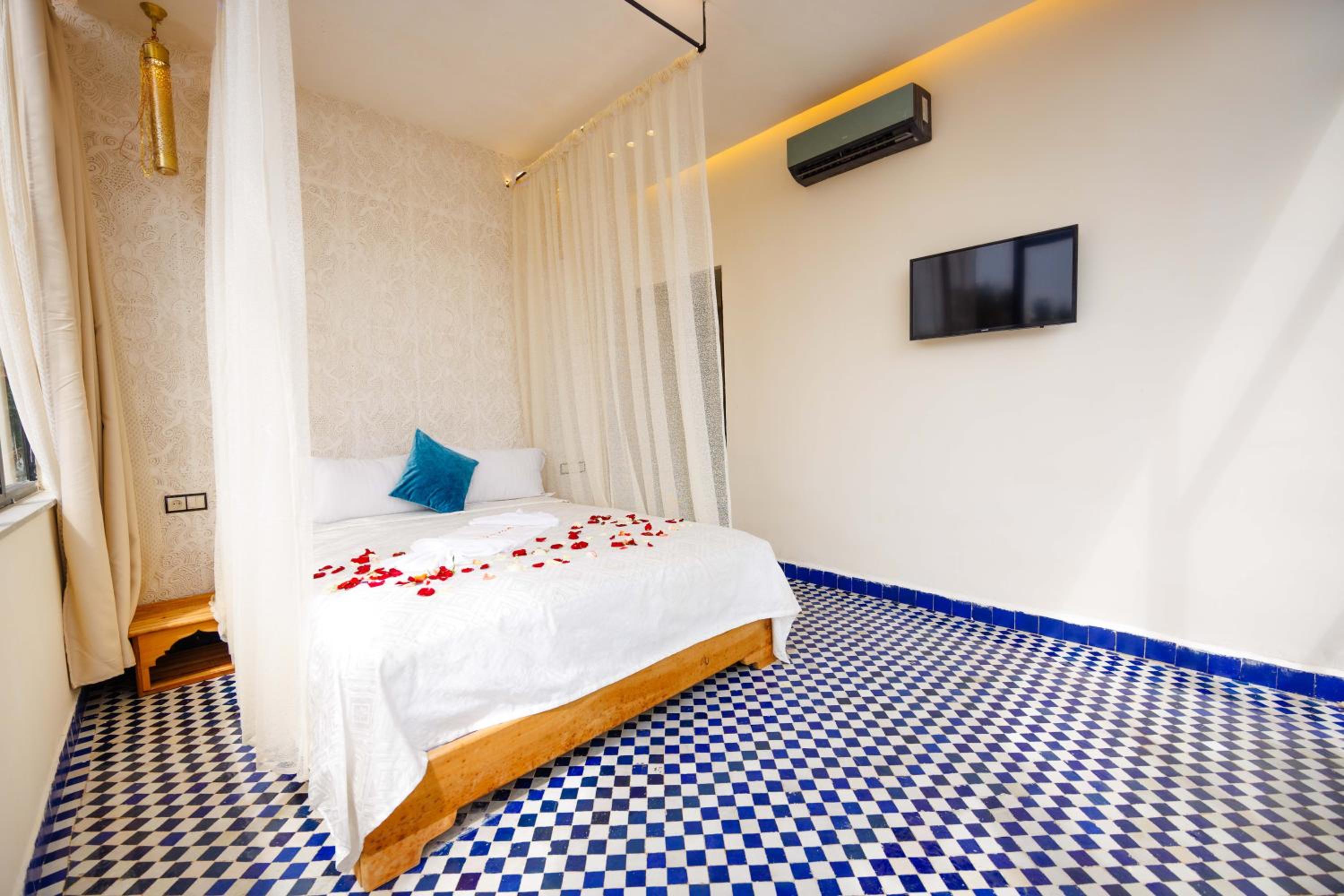King Room with Balcony - Photo 4