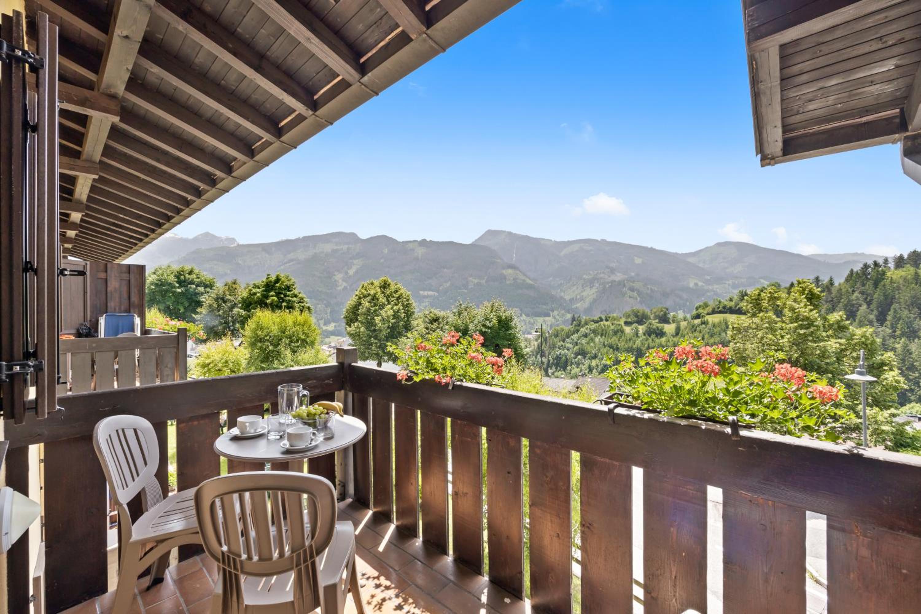 One-Bedroom Apartment with Balcony and Mountain View (4 People)