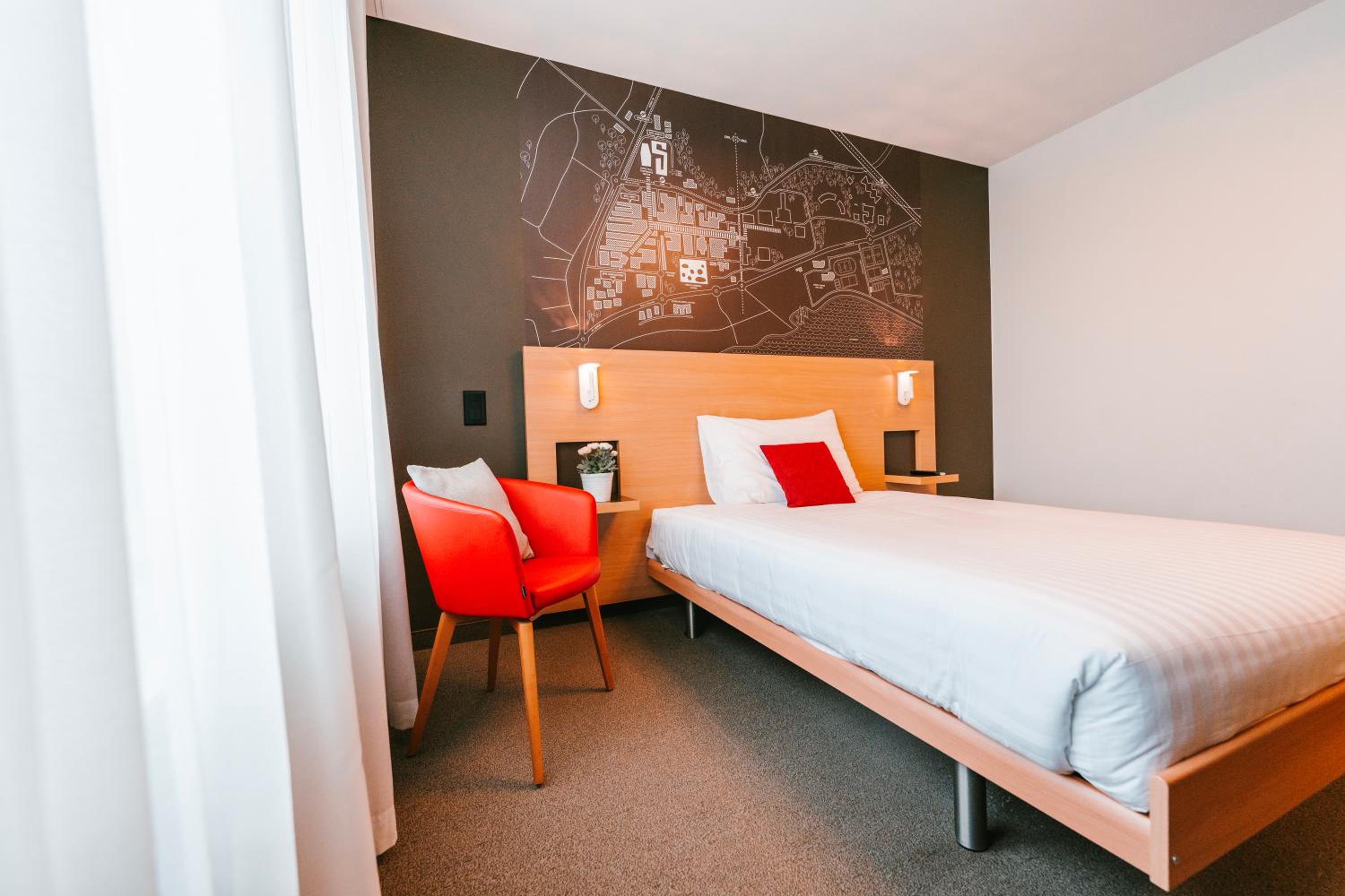 Basic Single Room with double bed photo 2