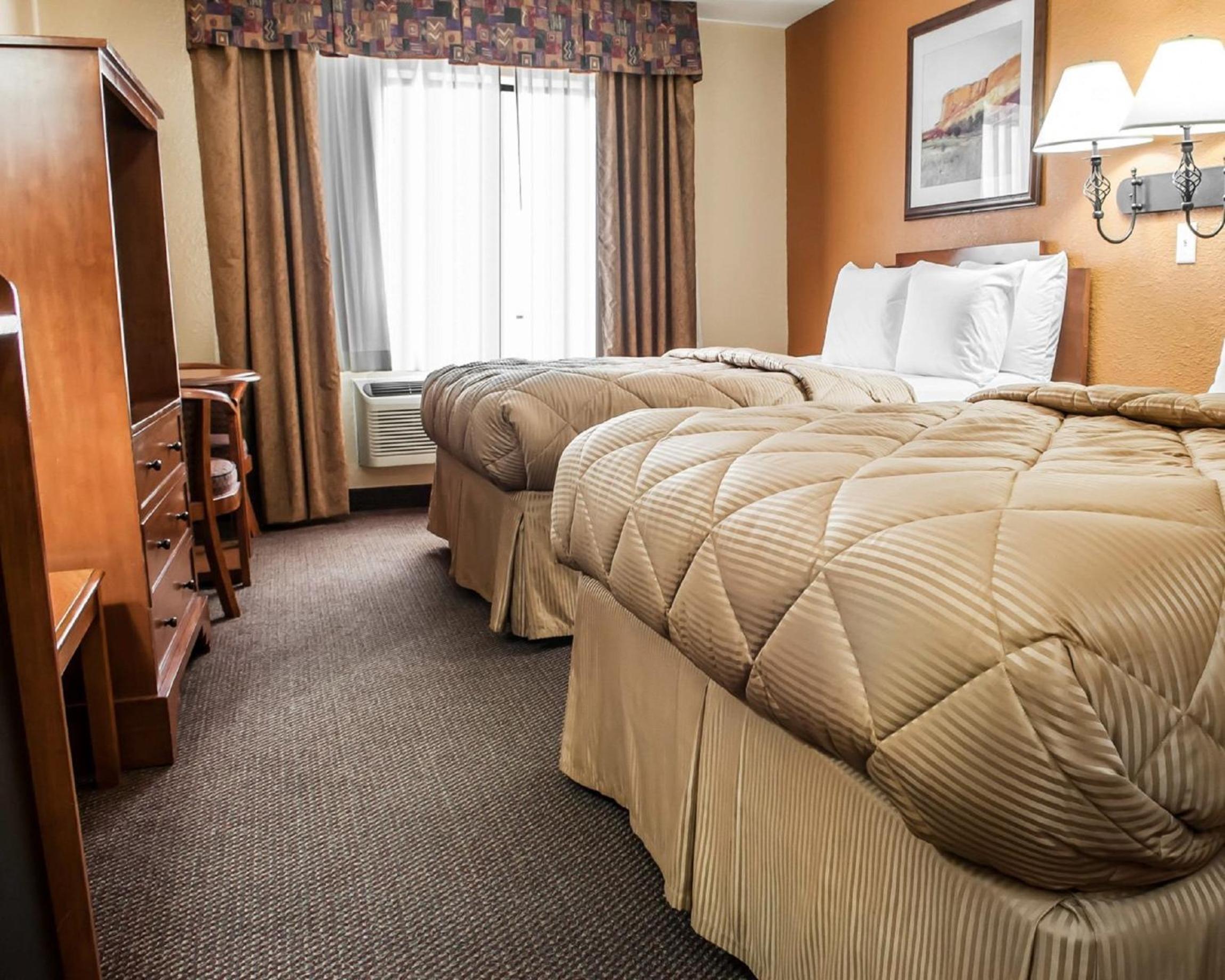 Queen Room with Two Queen Beds - Non-Smoking - Photo 9
