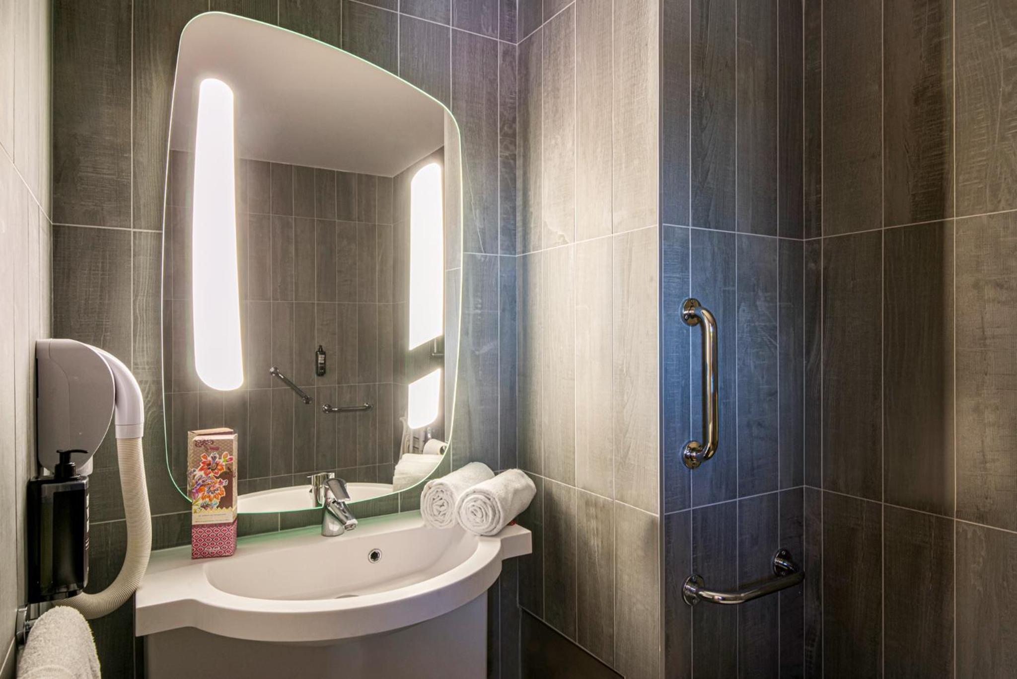 Standard Room with One Double Bed and One Single Bed photo 2