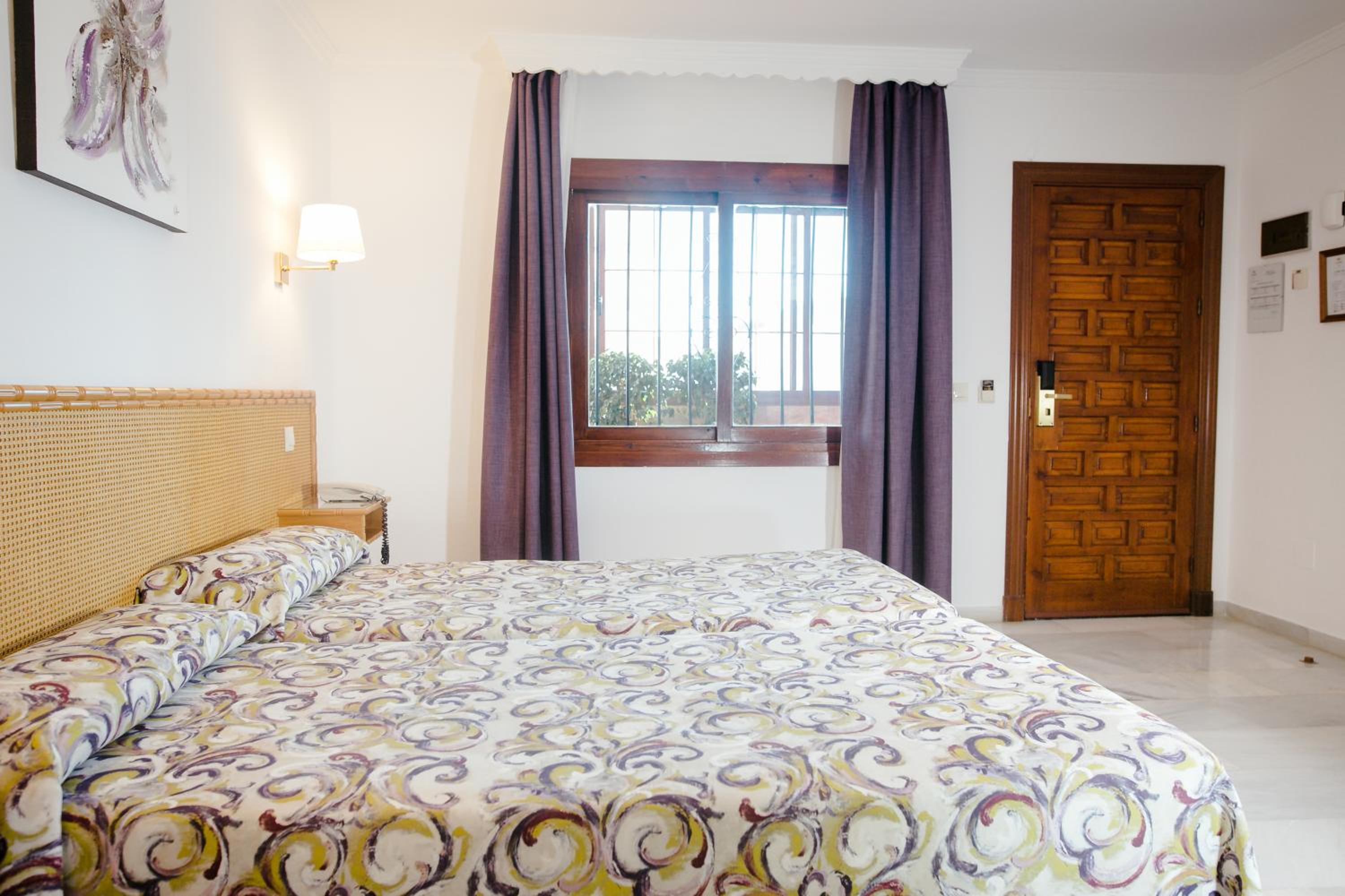 Double or Twin Room - Photo 5