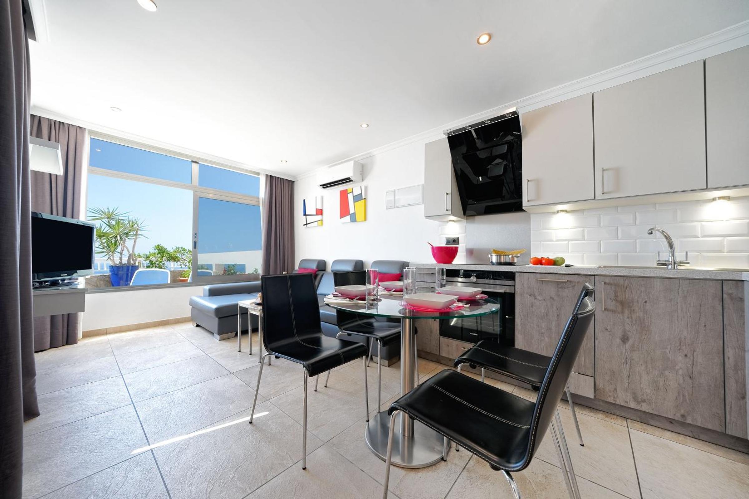 Deluxe Two-Bedroom Apartment with sea view (2-6 Adults) photo 3