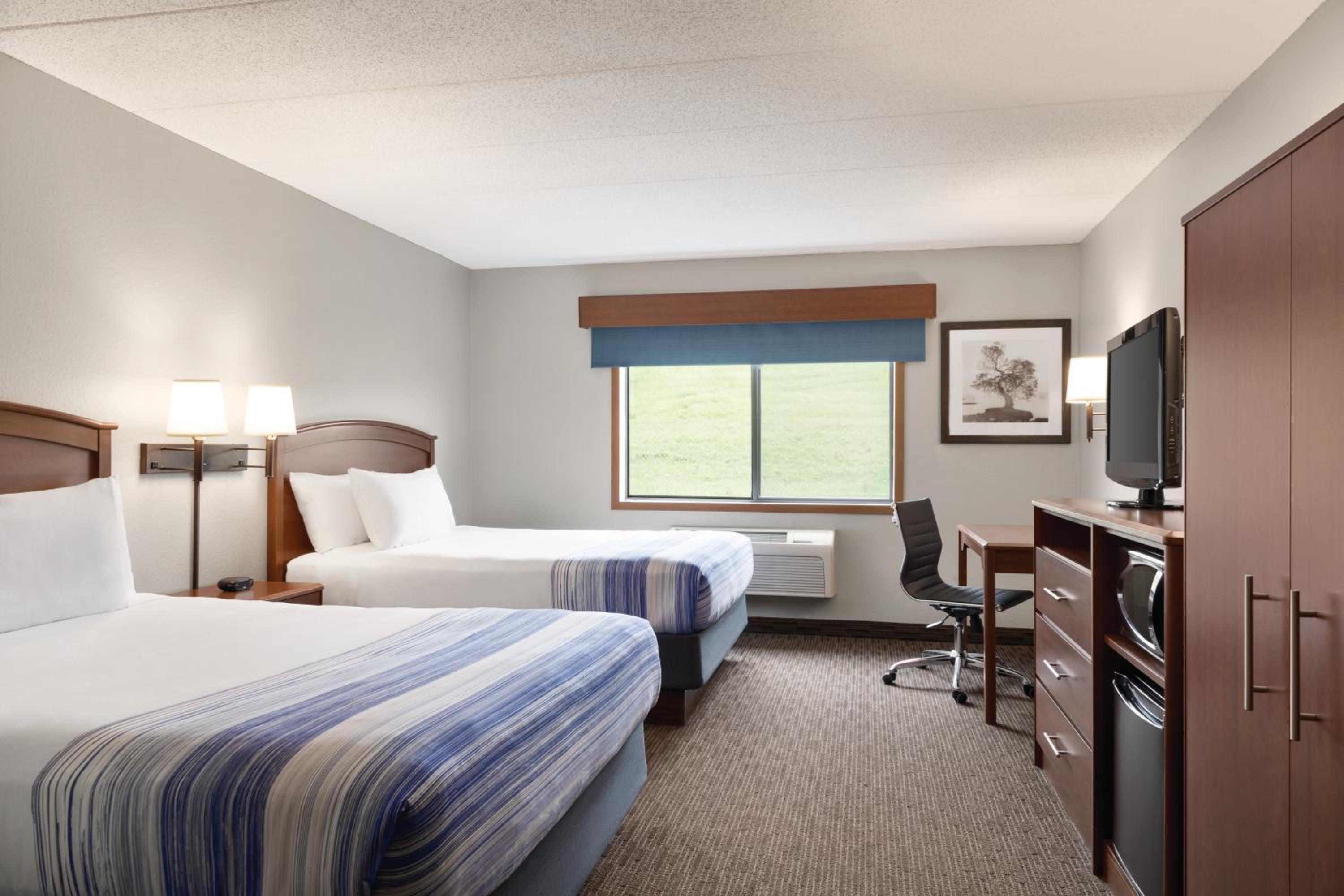 Queen Room with Two Queen Beds - Non-Smoking - Photo 1