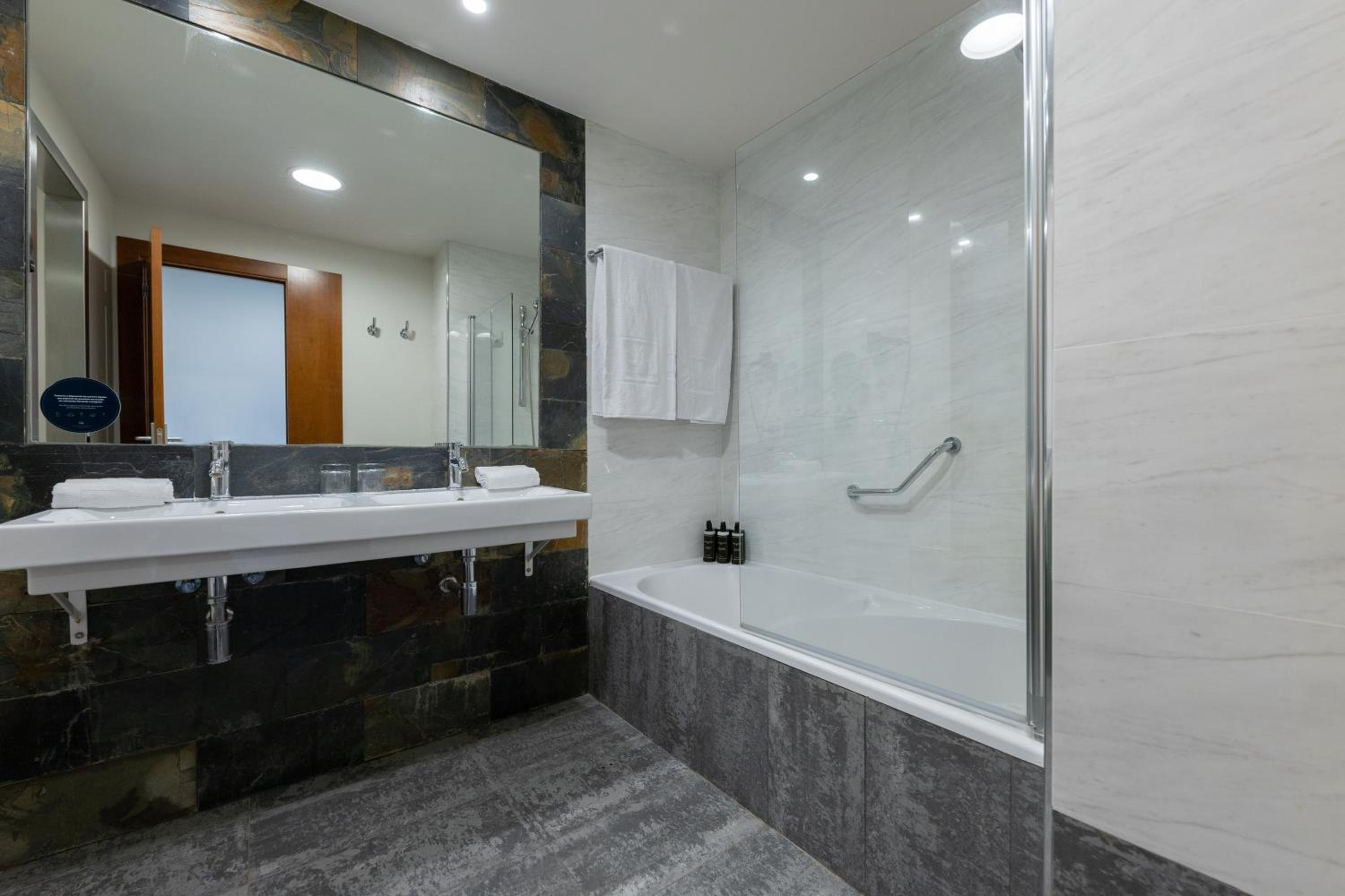 Junior Suite with Sea View thumbnail 5