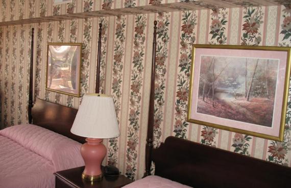 Deluxe Queen Suite photo 2