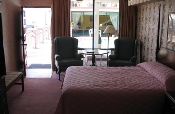 Deluxe Queen Suite photo 3