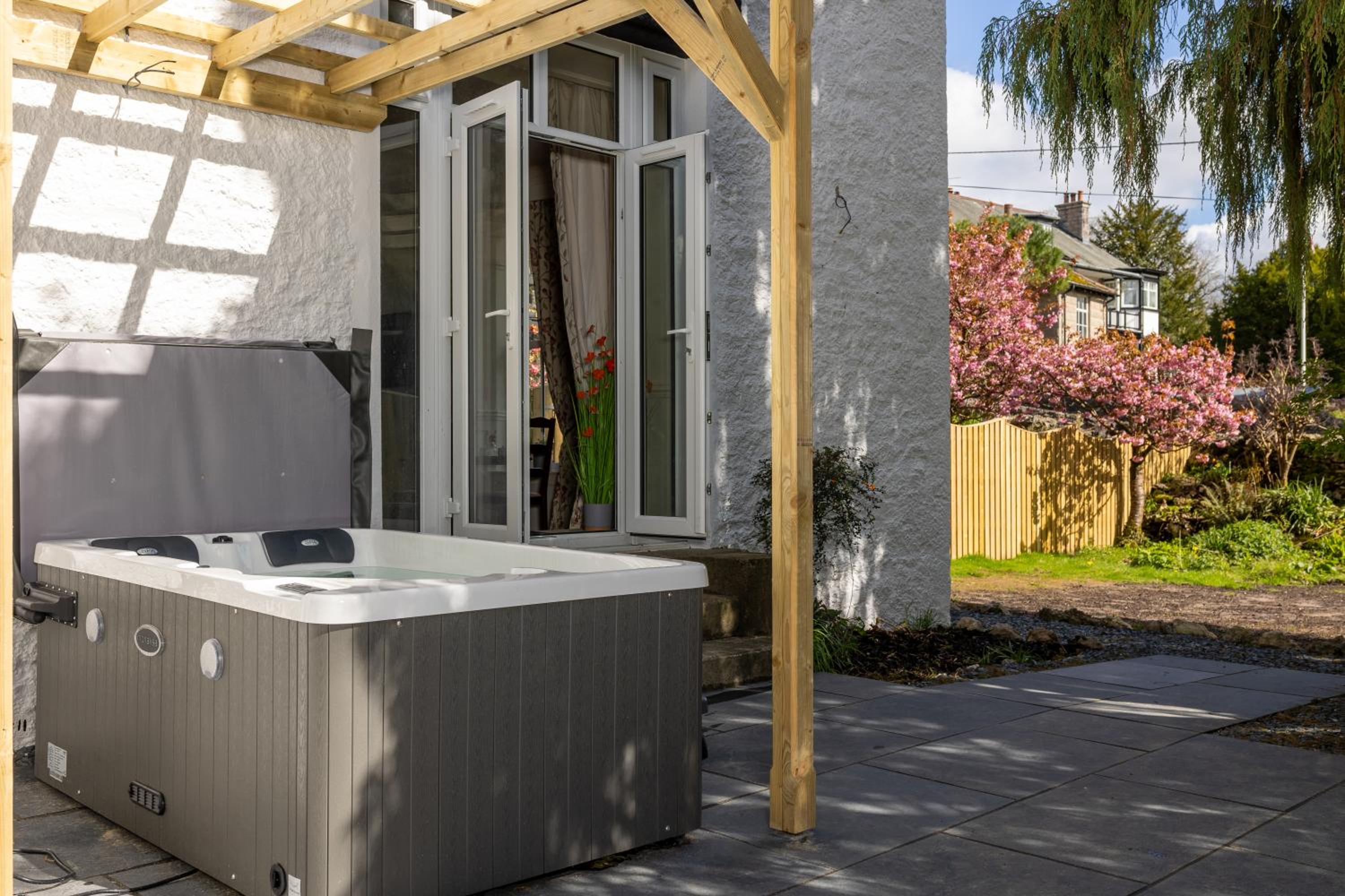 Garden Room with Hot Tub  photo 2