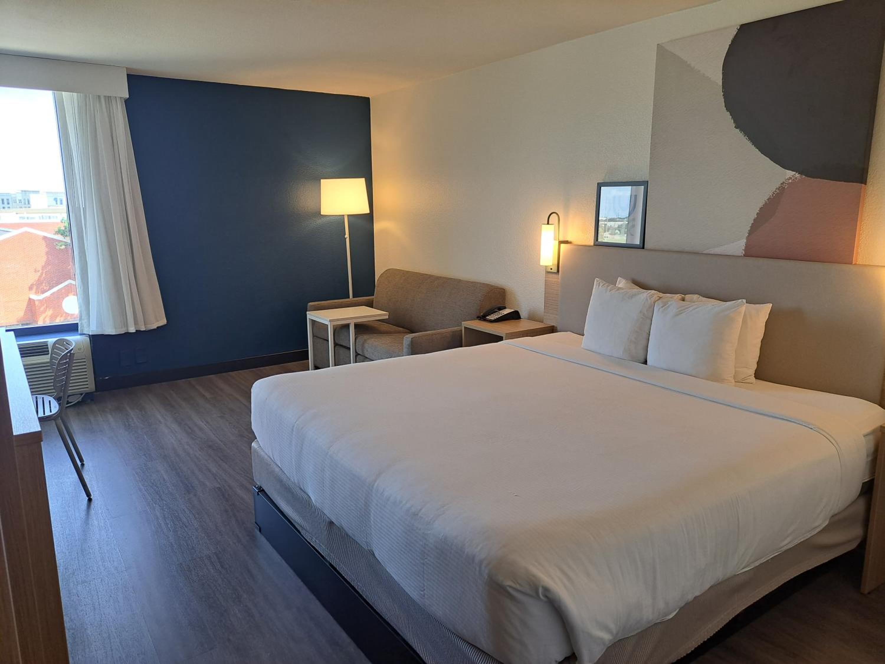 Deluxe King Room With Roll-In Shower - Mobility/Hearing Accessible/Non-Smoking photo 3