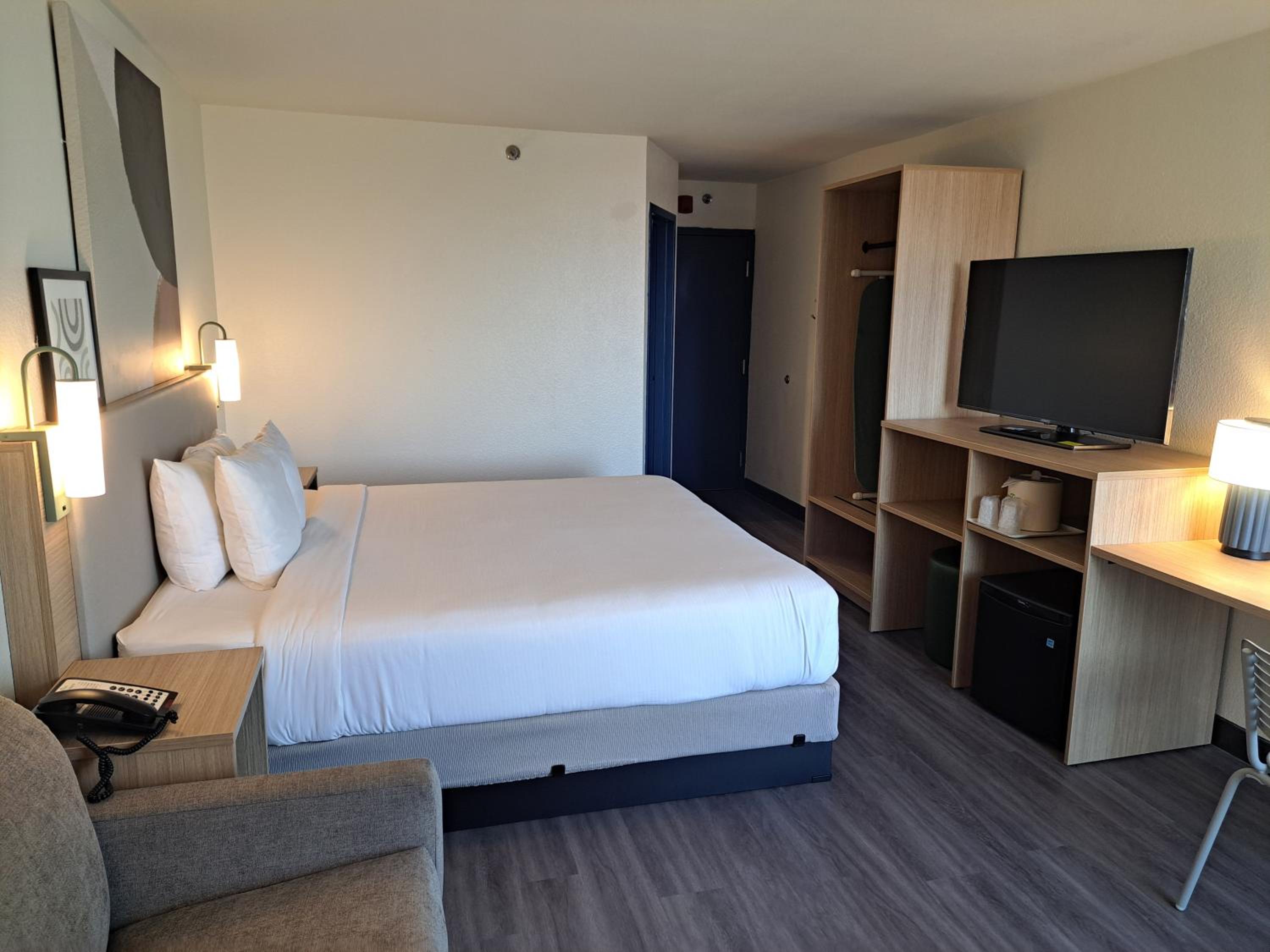 Deluxe King Room With Roll-In Shower - Mobility/Hearing Accessible/Non-Smoking photo 2