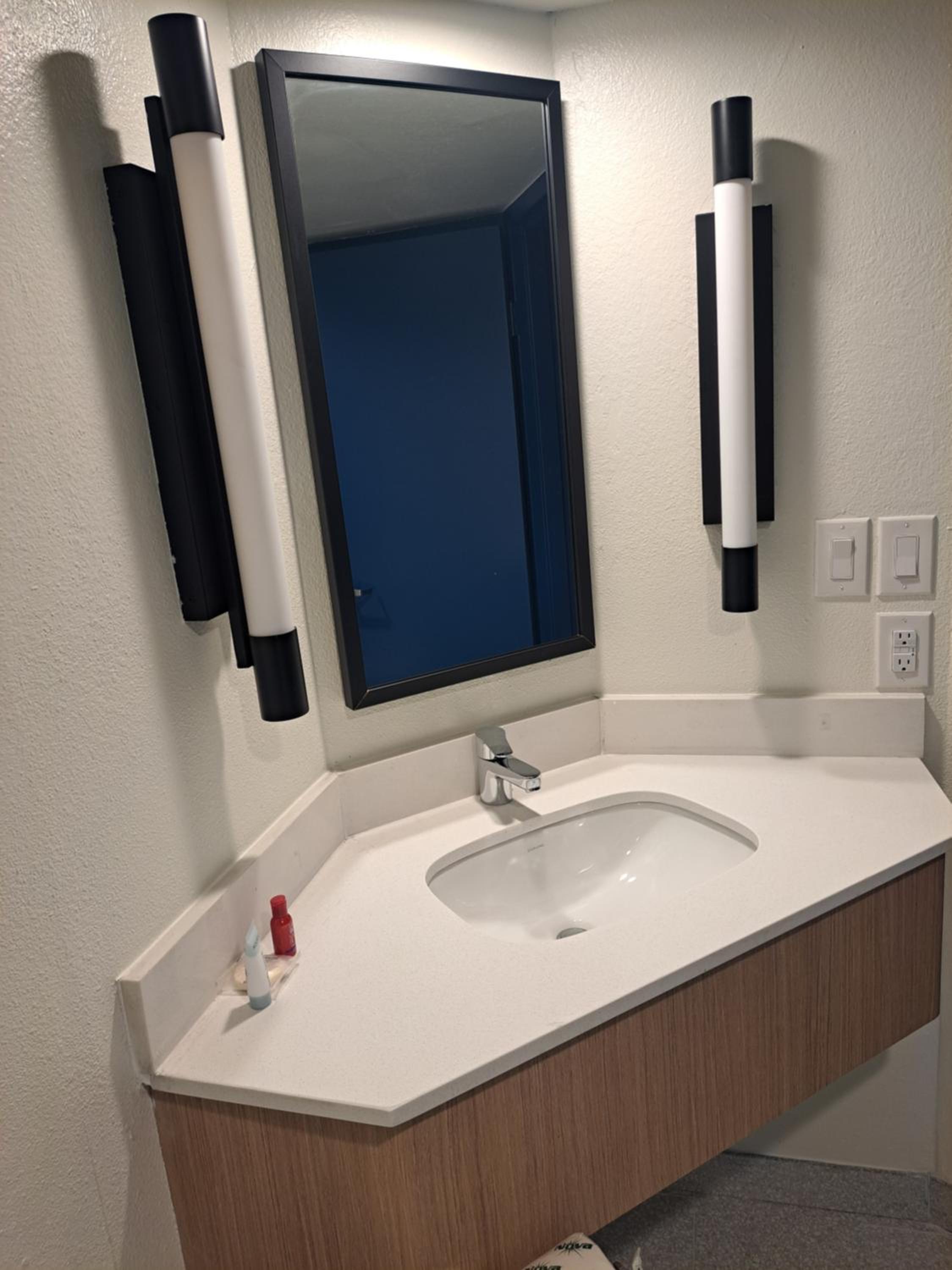 Deluxe King Room - Non-Smoking photo 2