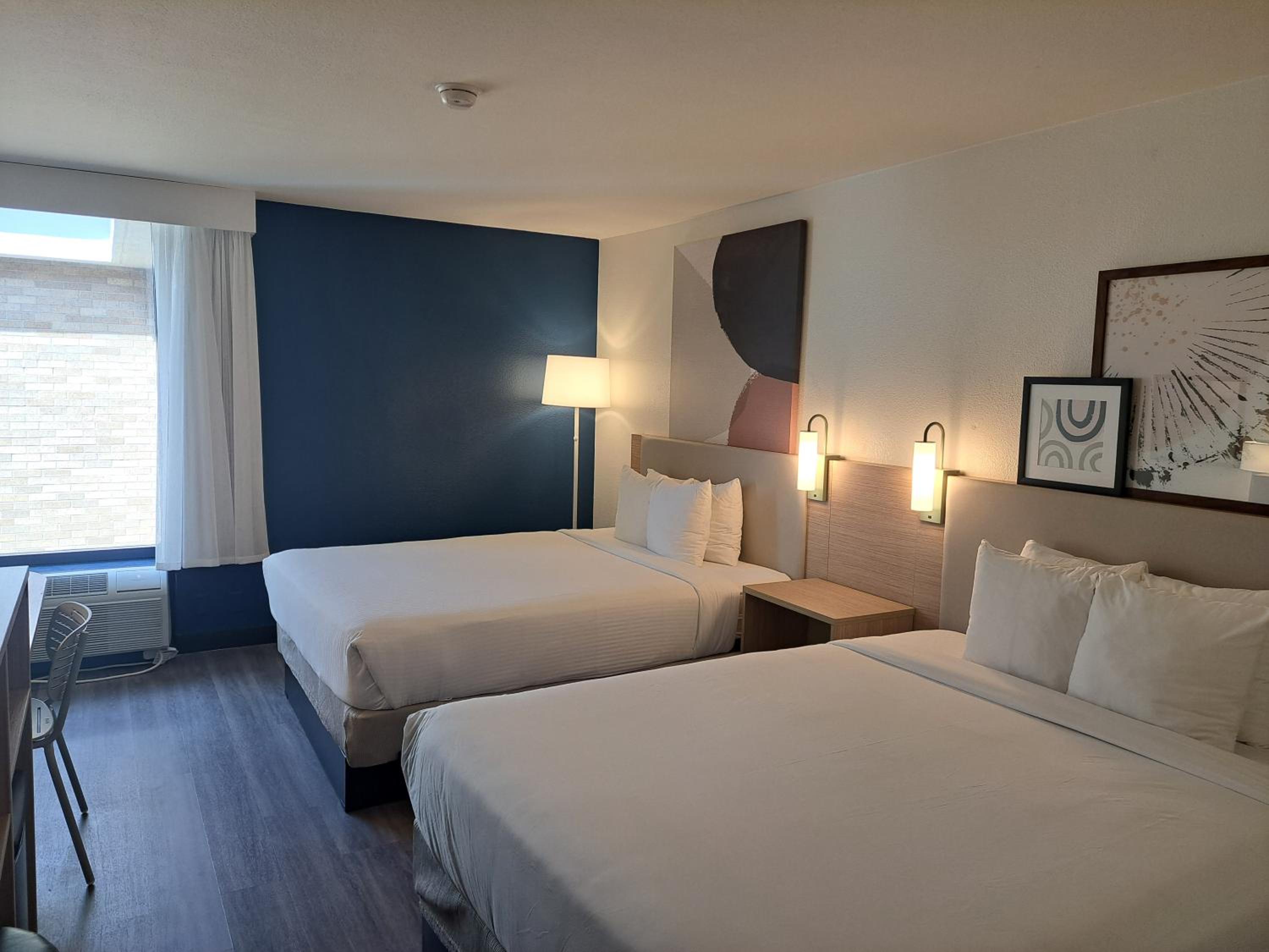 Deluxe Queen Room With Bathtub With Grab Bars - Mobility/Hearing Accessible /Non-Smoking photo 2