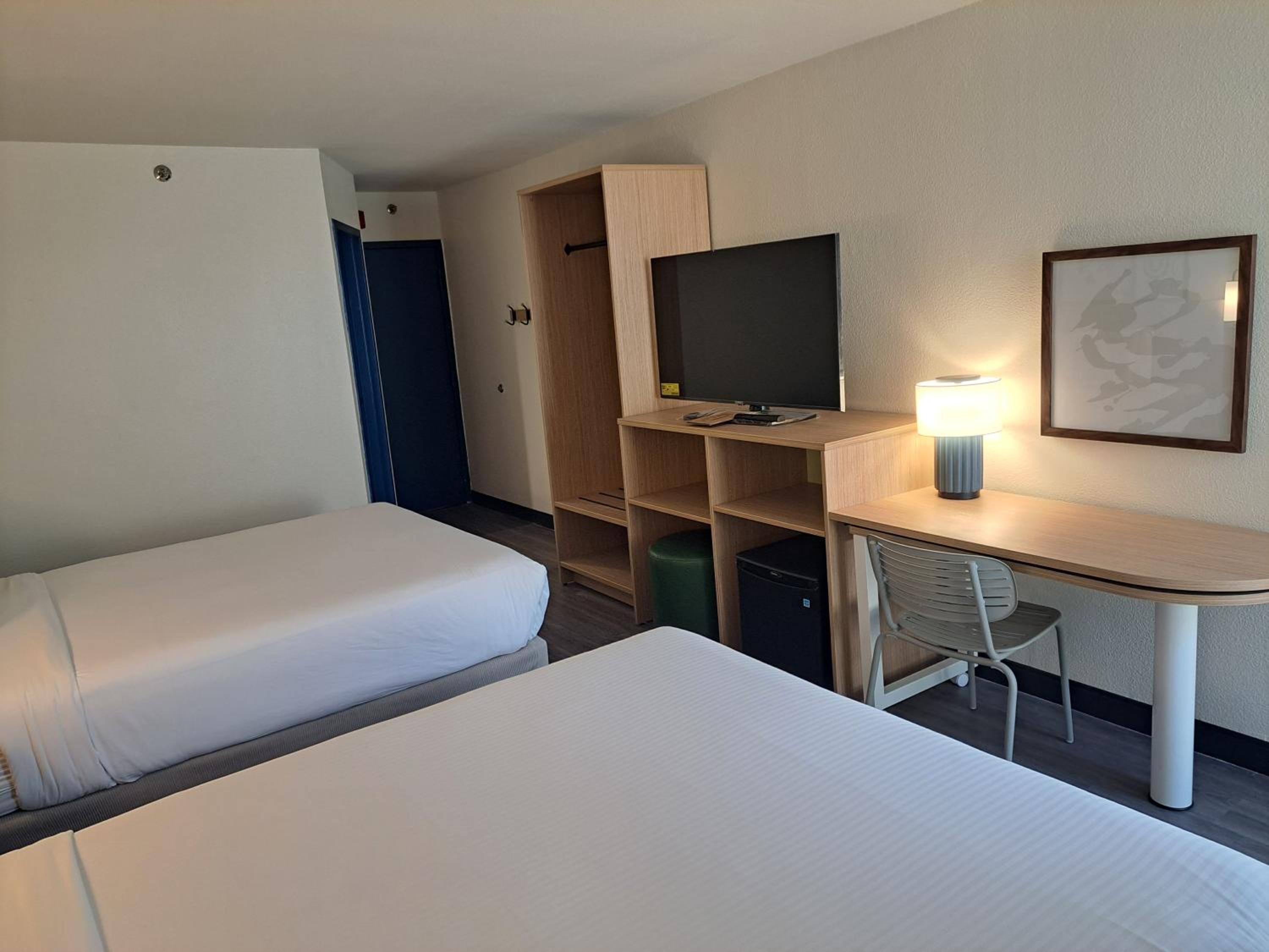 Deluxe Queen Room With Two Queen Beds - Non-Smoking photo 2