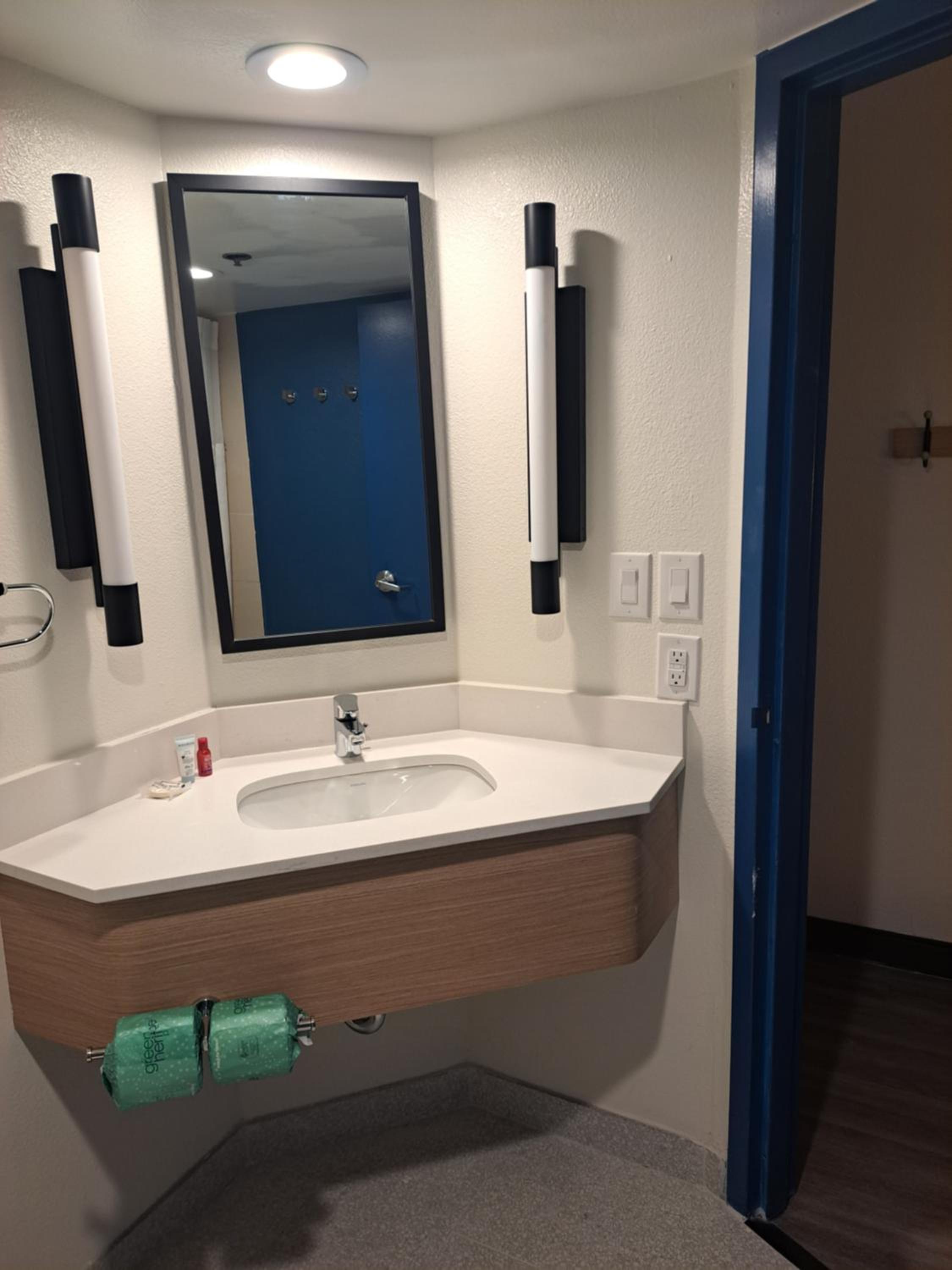 Deluxe Queen Room With Two Queen Beds - Non-Smoking photo 3