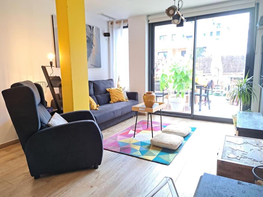 Apartamento de dos habitaciones con balcón y vista al mar