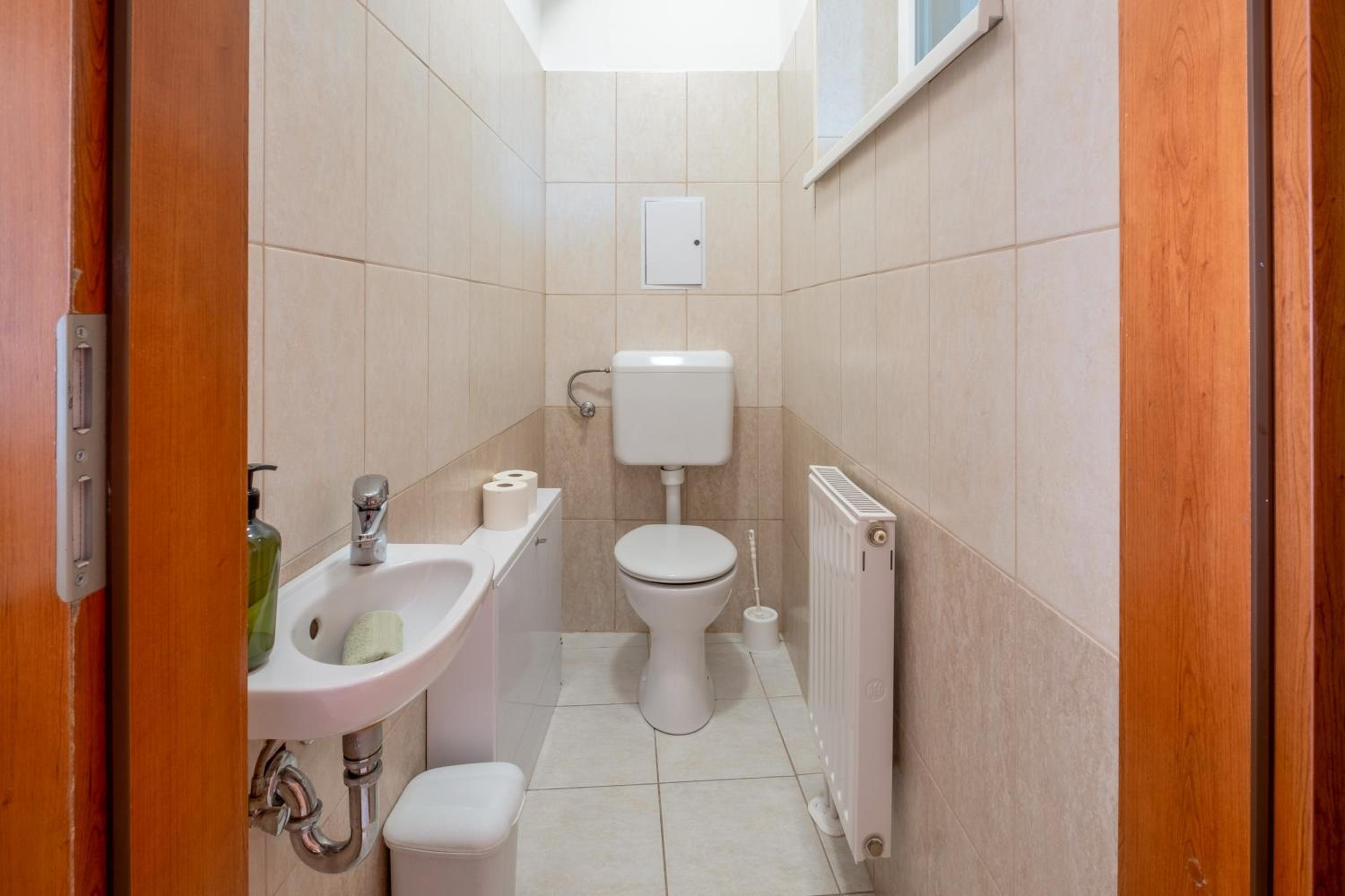 One-Bedroom Apartment with Lake View photo 3