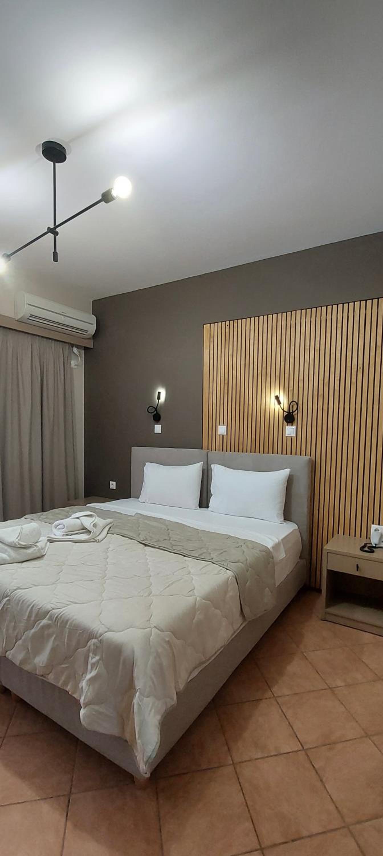 Deluxe Double Room with Side Sea View photo 2
