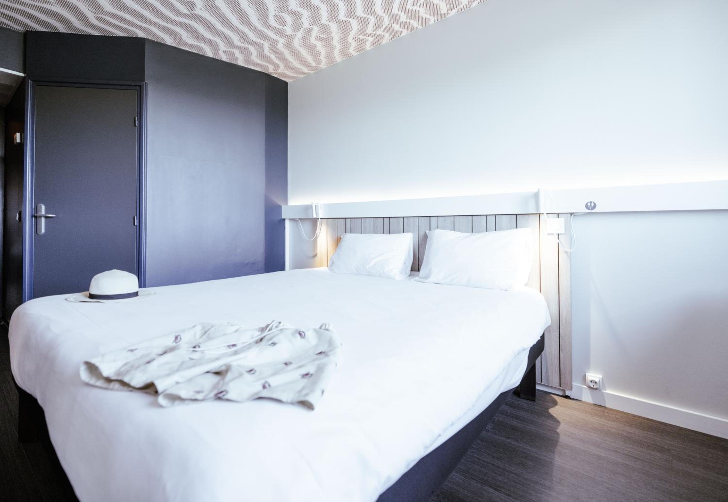 Standard Room with One Double Bed and Two Single Beds photo 1