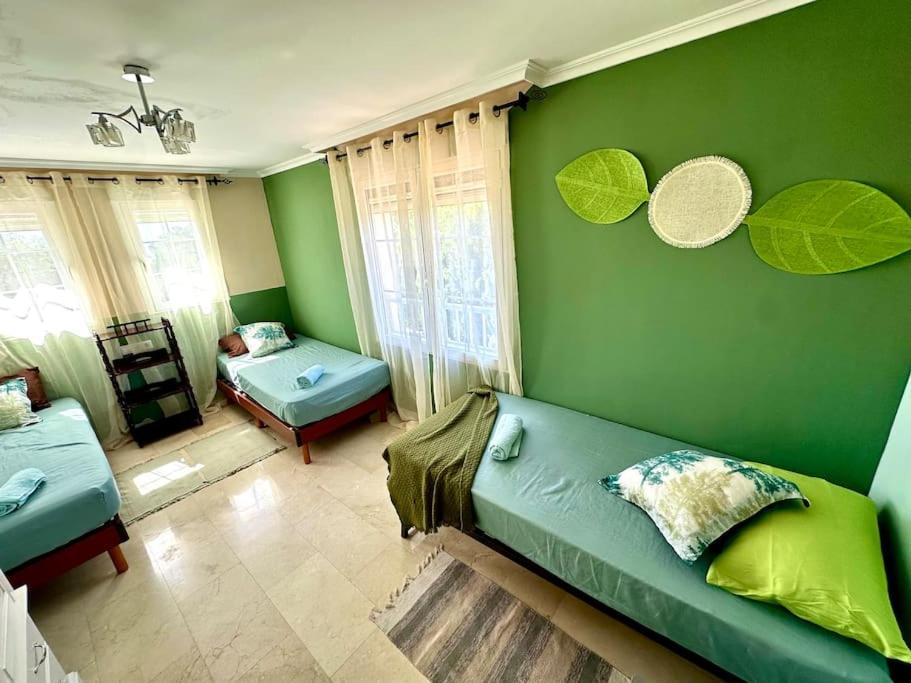 Six-Bedroom House photo 2