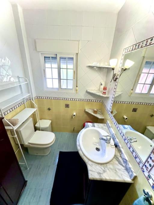Six-Bedroom House photo 3