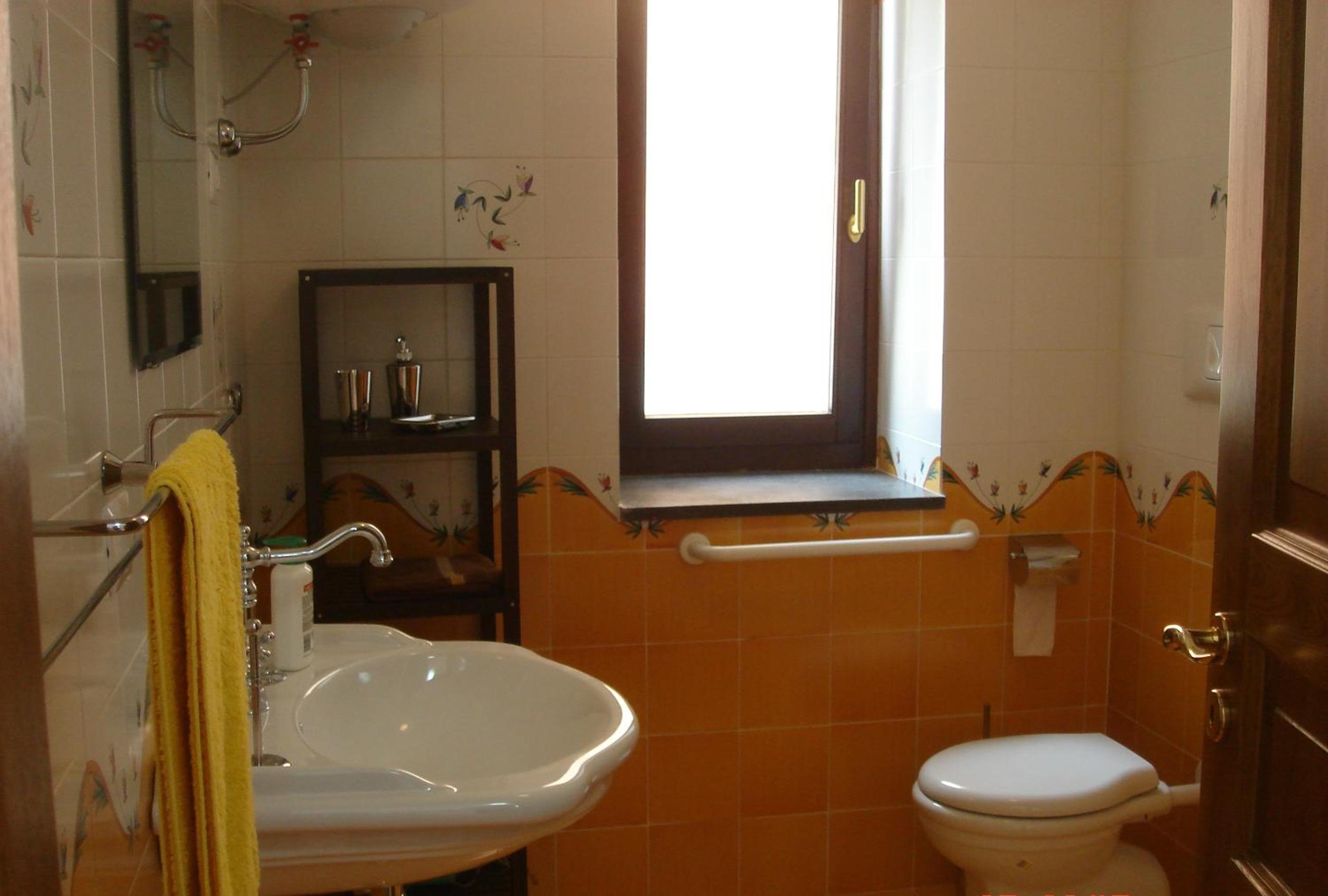 Double Room with Private External Bathroom - Photo 3
