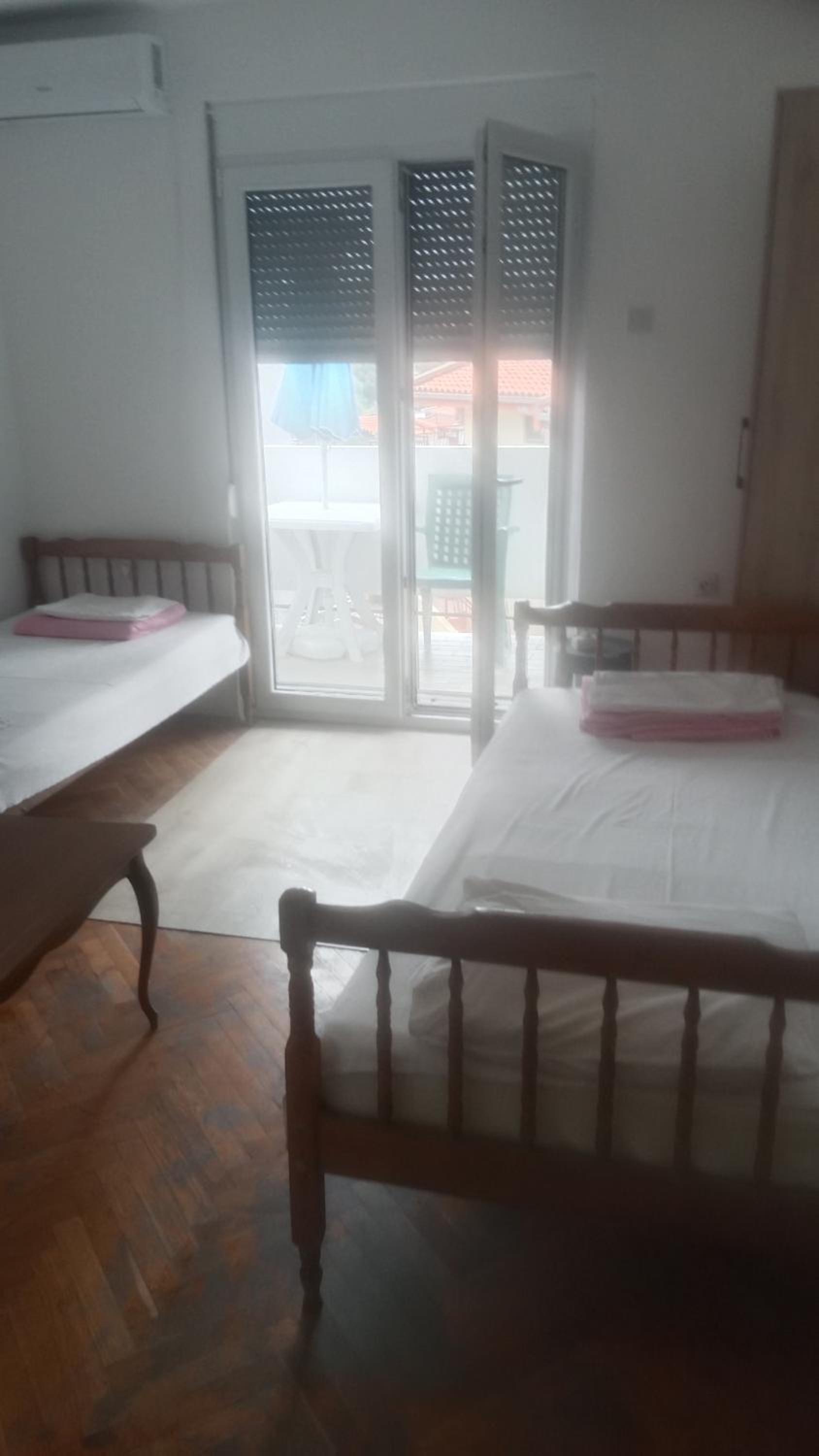 Economy Triple Room photo 3