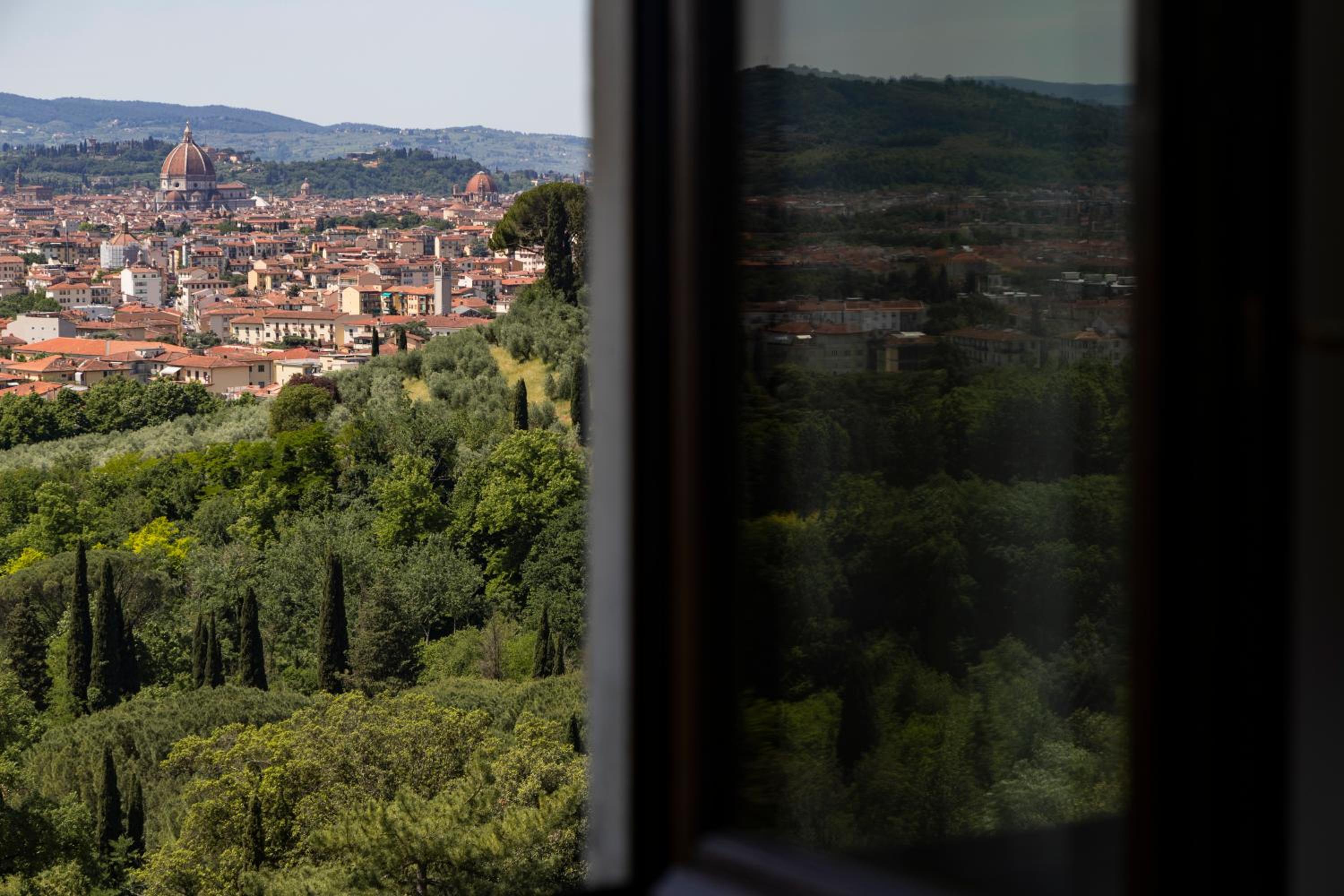 Suite with City View thumbnail 5