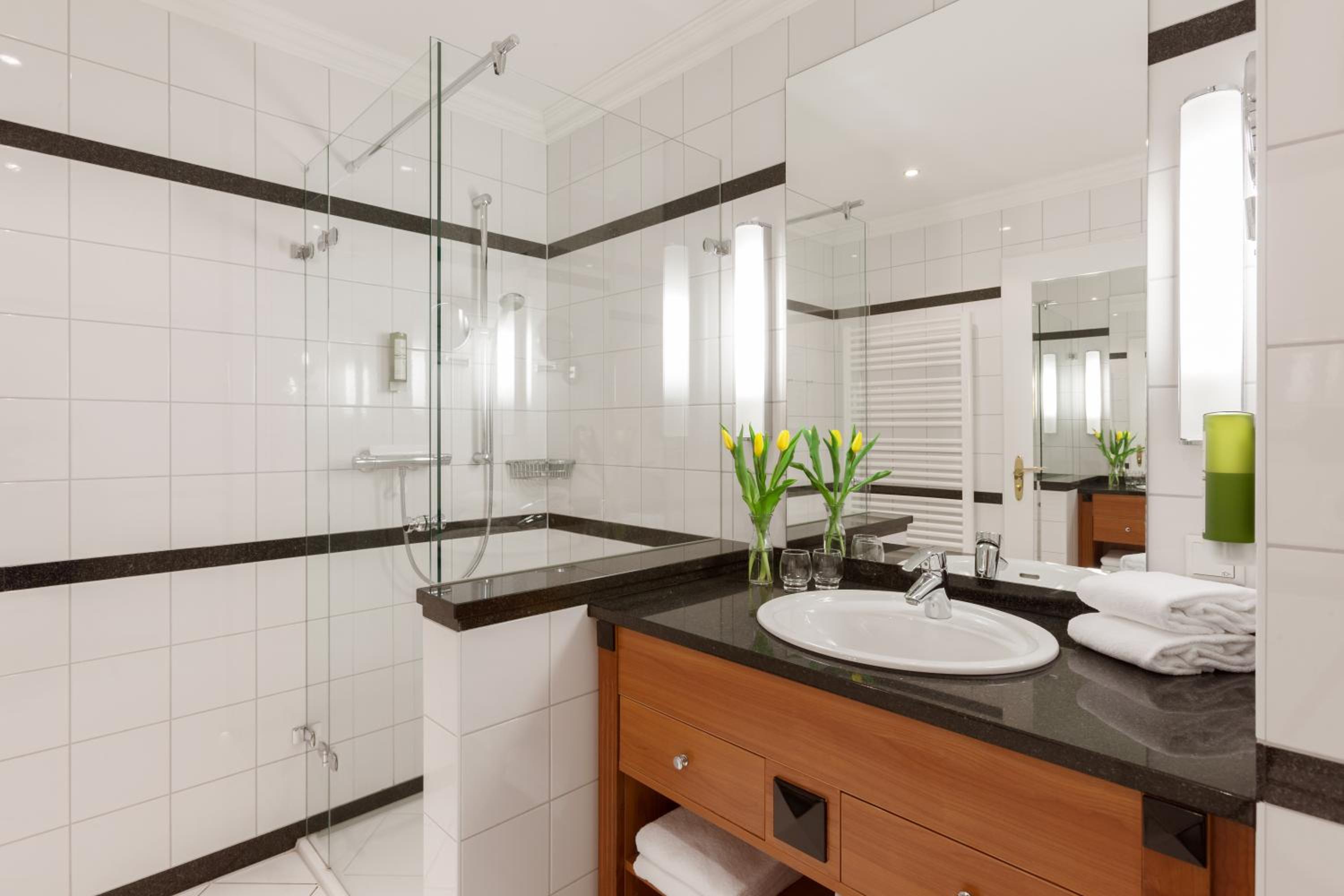 Large Double Room in the Dependences thumbnail 6