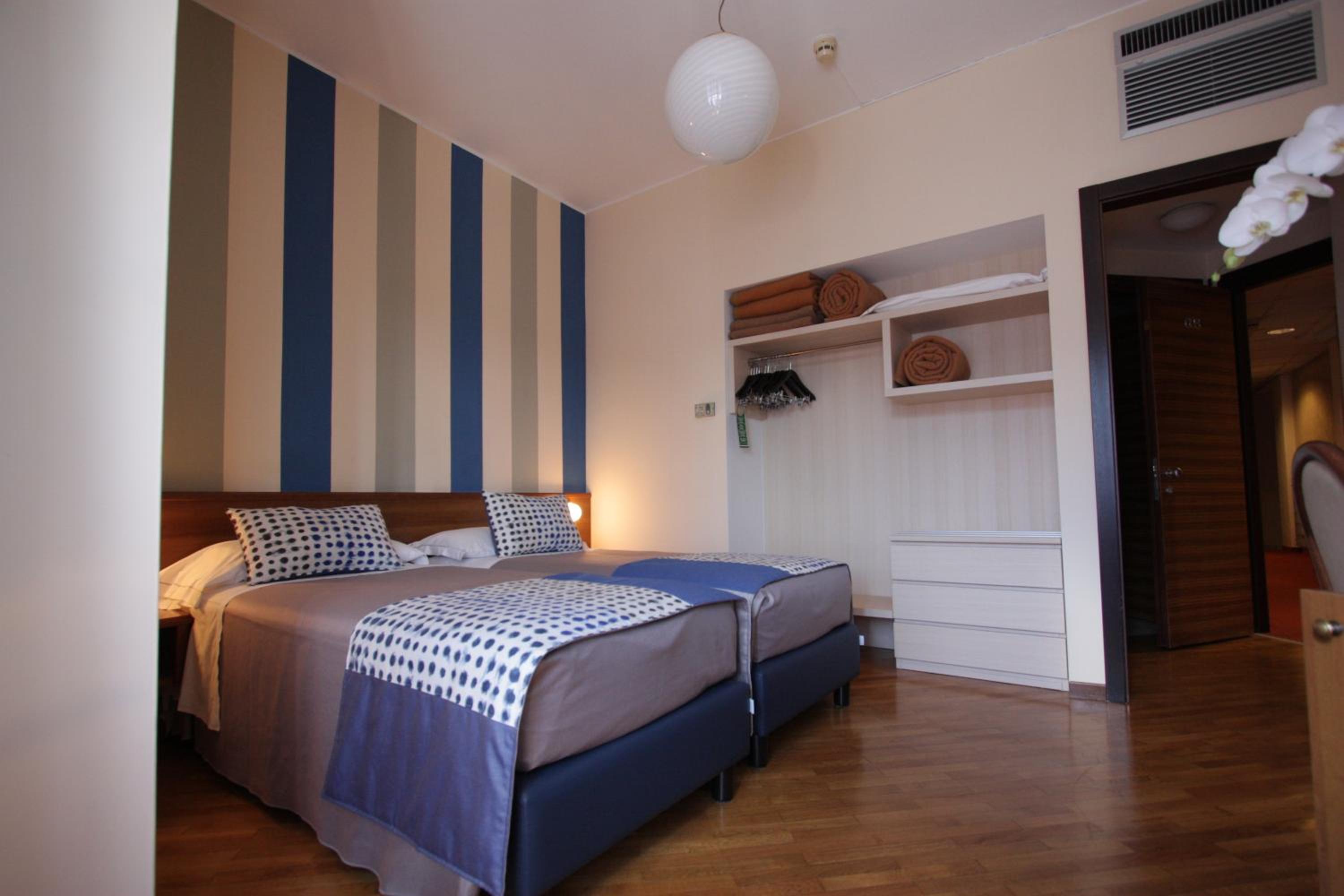 Double or Twin Room - Photo 15