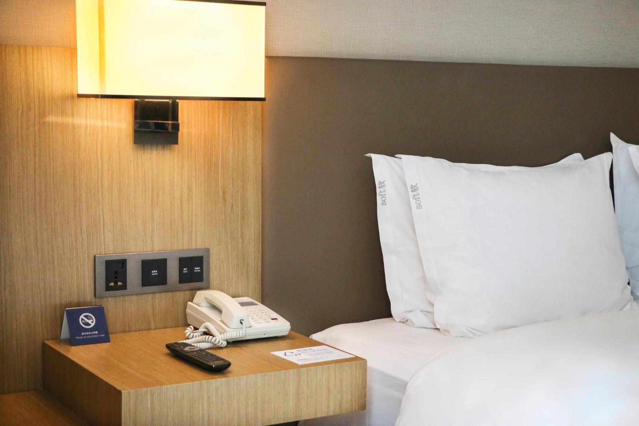 Standard Twin Room thumbnail 5