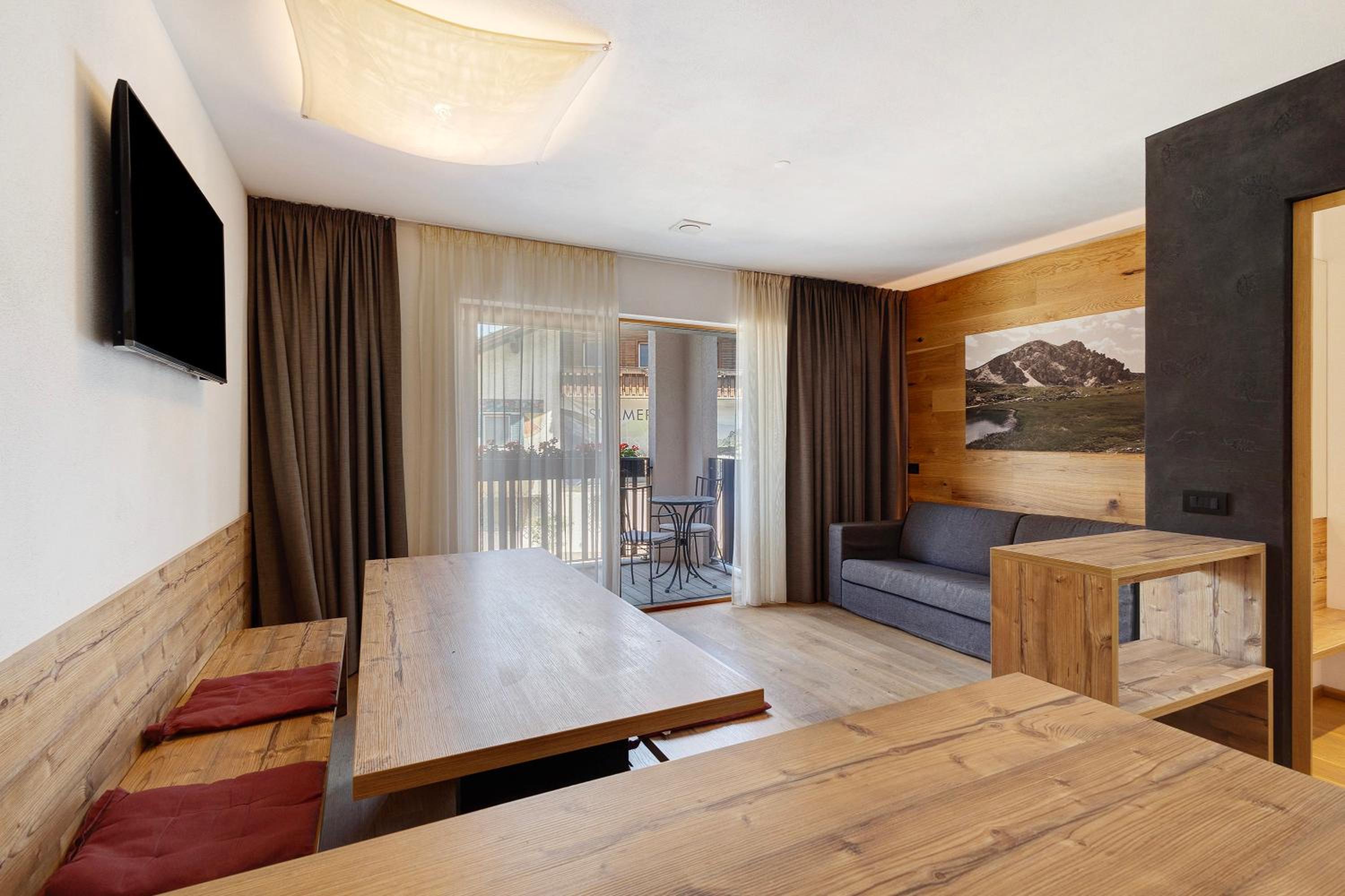 Two-Bedroom Deluxe Apartment with Balcony