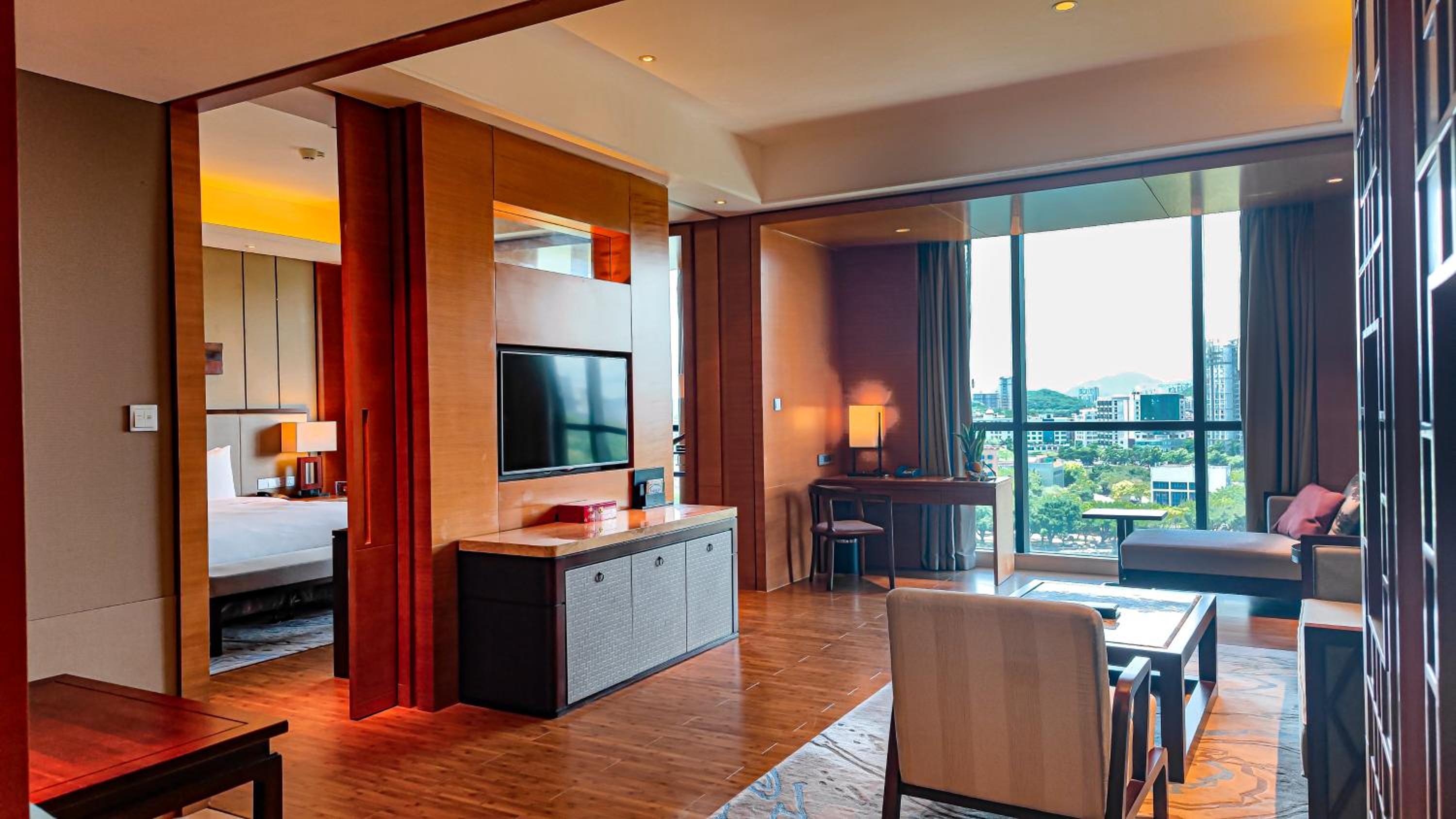 One-Bedroom King Suite with Lake View photo 2