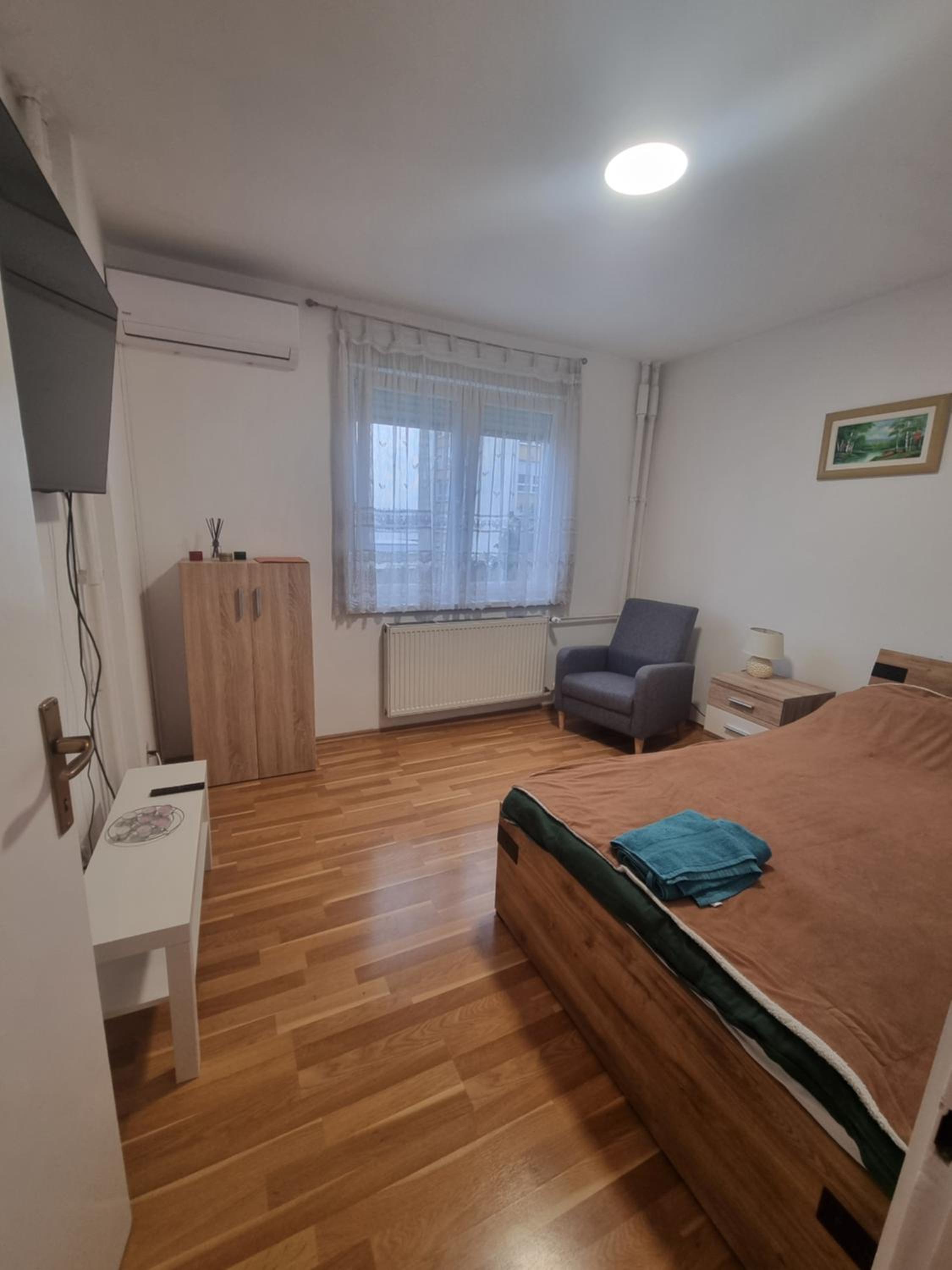 One-Bedroom Apartment photo 1