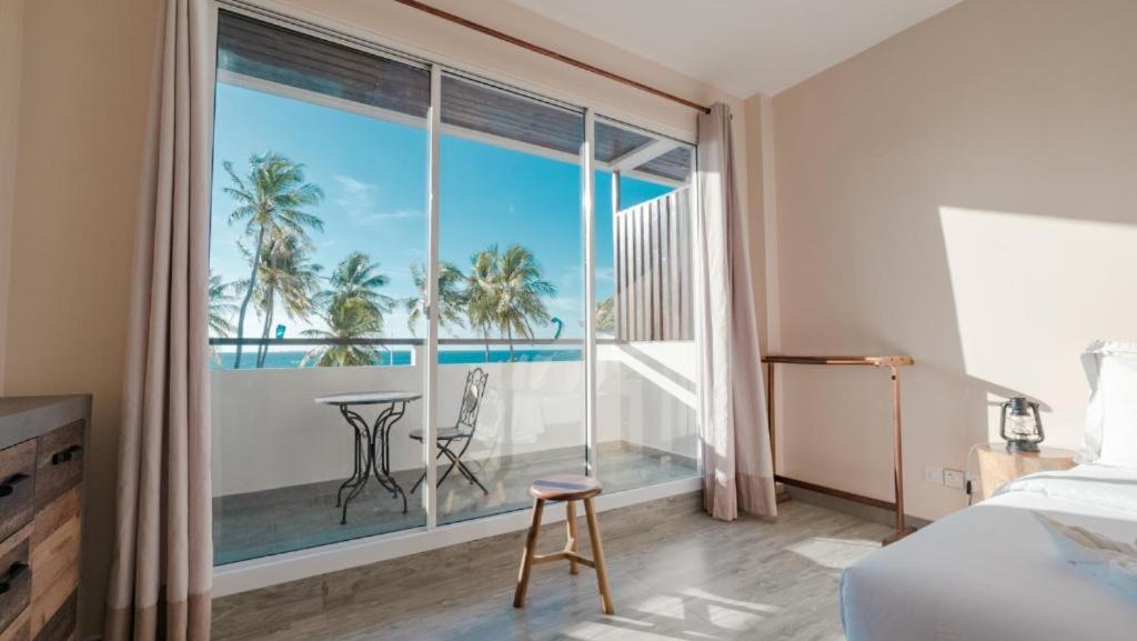 Deluxe Room with Balcony and Sea View - Photo 4