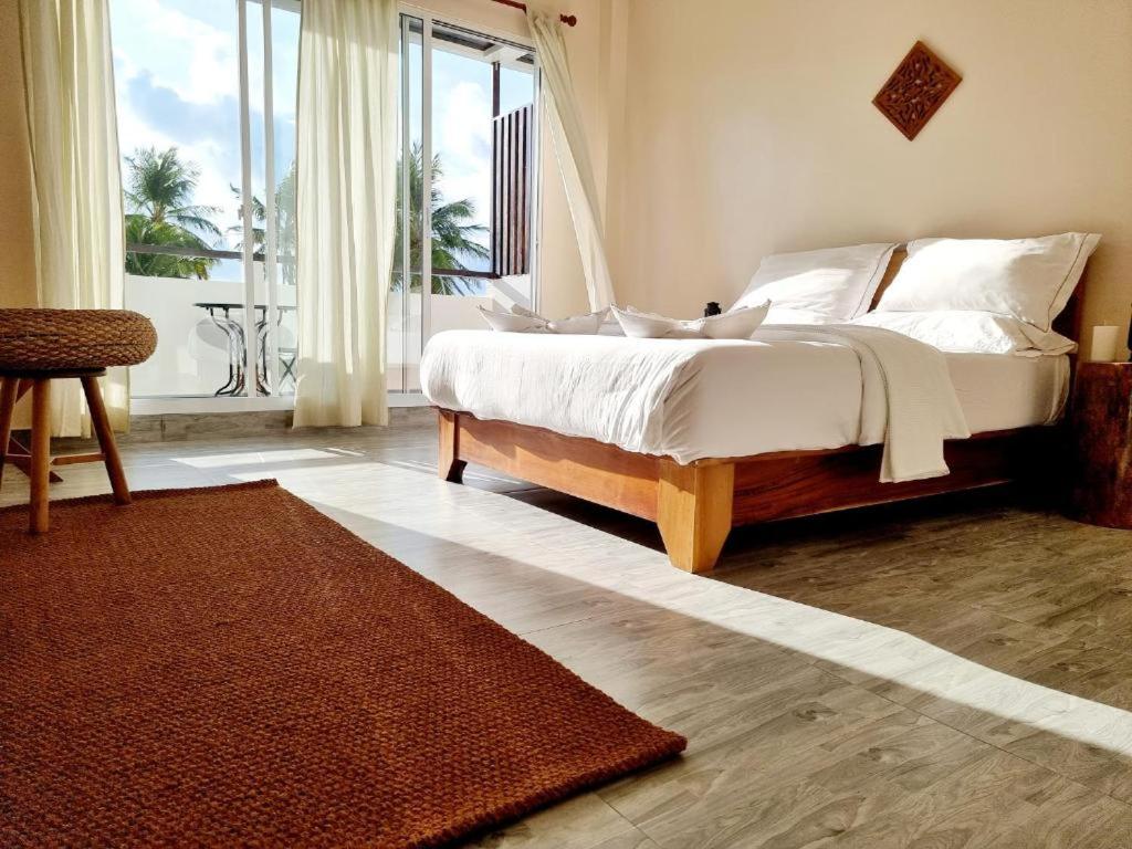Deluxe Room with Balcony and Sea View - Photo 5